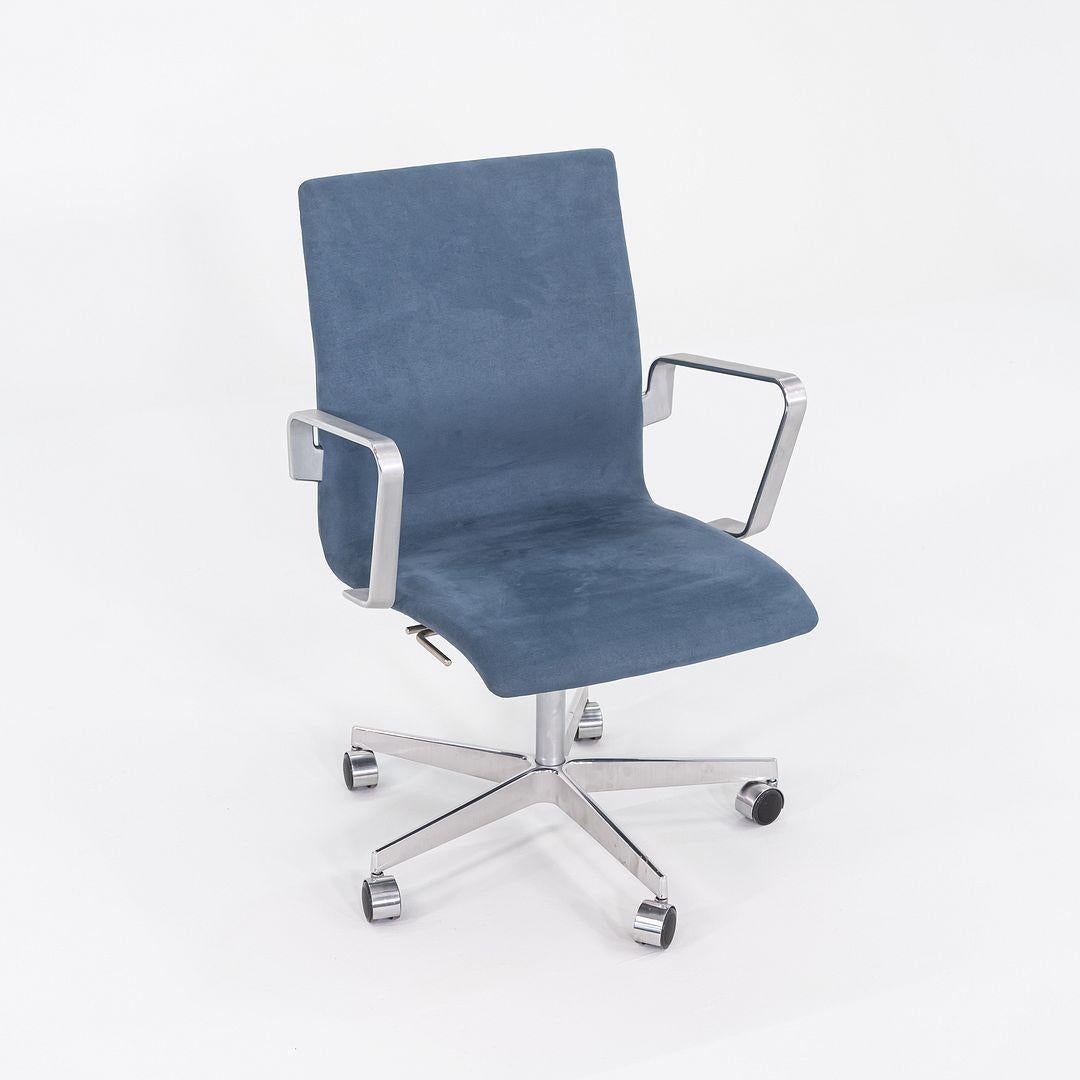 Niedrige Oxford-Schreibtischstühle aus blauem Wildleder von Arne Jacobsen für Fritz Hansen, 2023 im Angebot 1