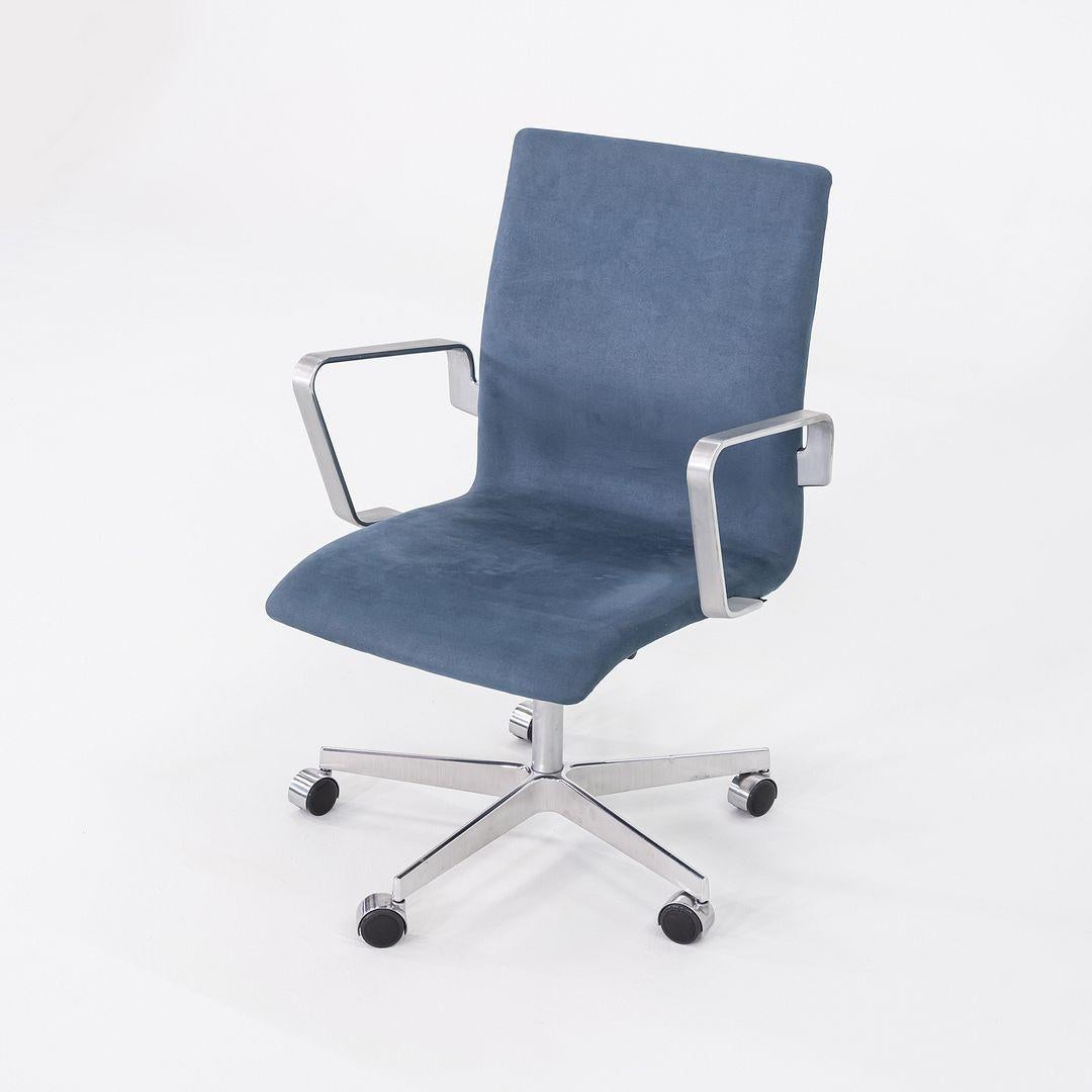Niedrige Oxford-Schreibtischstühle aus blauem Wildleder von Arne Jacobsen für Fritz Hansen, 2023 im Angebot 2