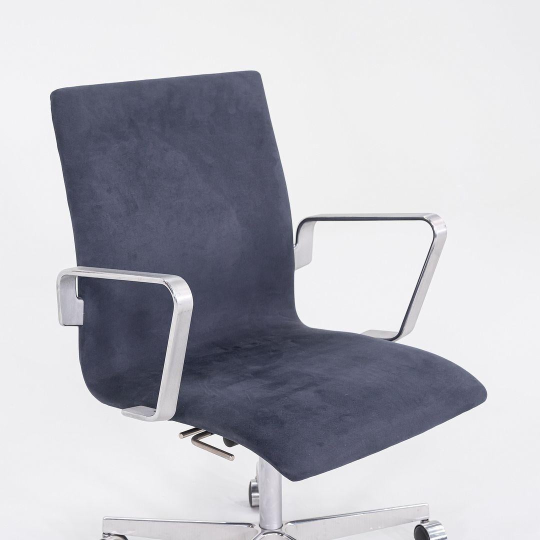 Es handelt sich um Oxford-Schreibtischstühle, Modell 3271W, die ursprünglich von Arne Jacobsen im Jahr 1965 entworfen wurden. Diese Exemplare wurden von Fritz Hansen in Polen hergestellt. Sie wurden von einem Architekturbüro für ein kommerzielles