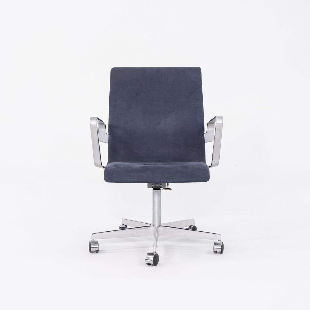 2023 Arne Jacobsen für Fritz Hansen Niedrige Oxford-Schreibtischstühle aus Wildleder 11 verfügbar im Zustand „Hervorragend“ im Angebot in Philadelphia, PA