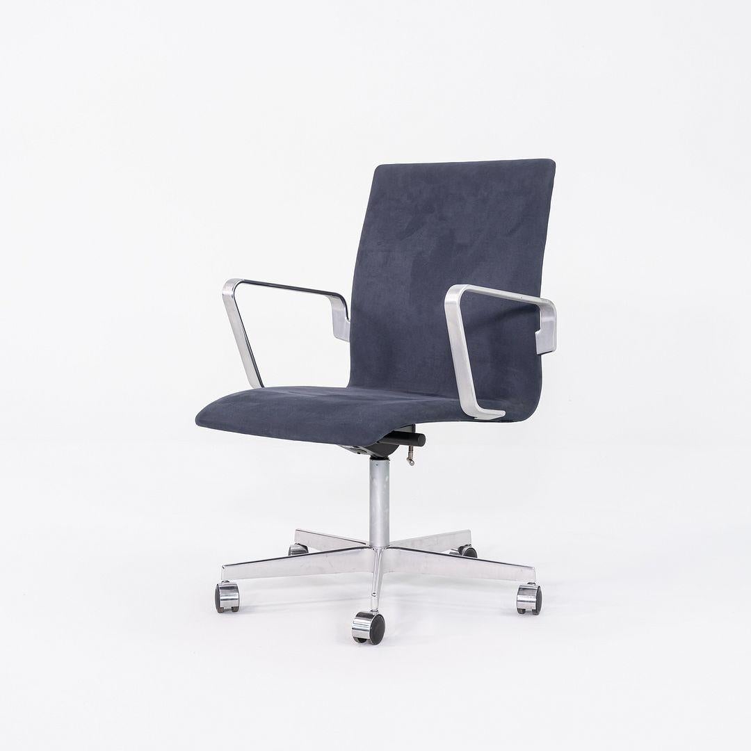 2023 Arne Jacobsen für Fritz Hansen Niedrige Oxford-Schreibtischstühle aus Wildleder 11 verfügbar (21. Jahrhundert und zeitgenössisch) im Angebot