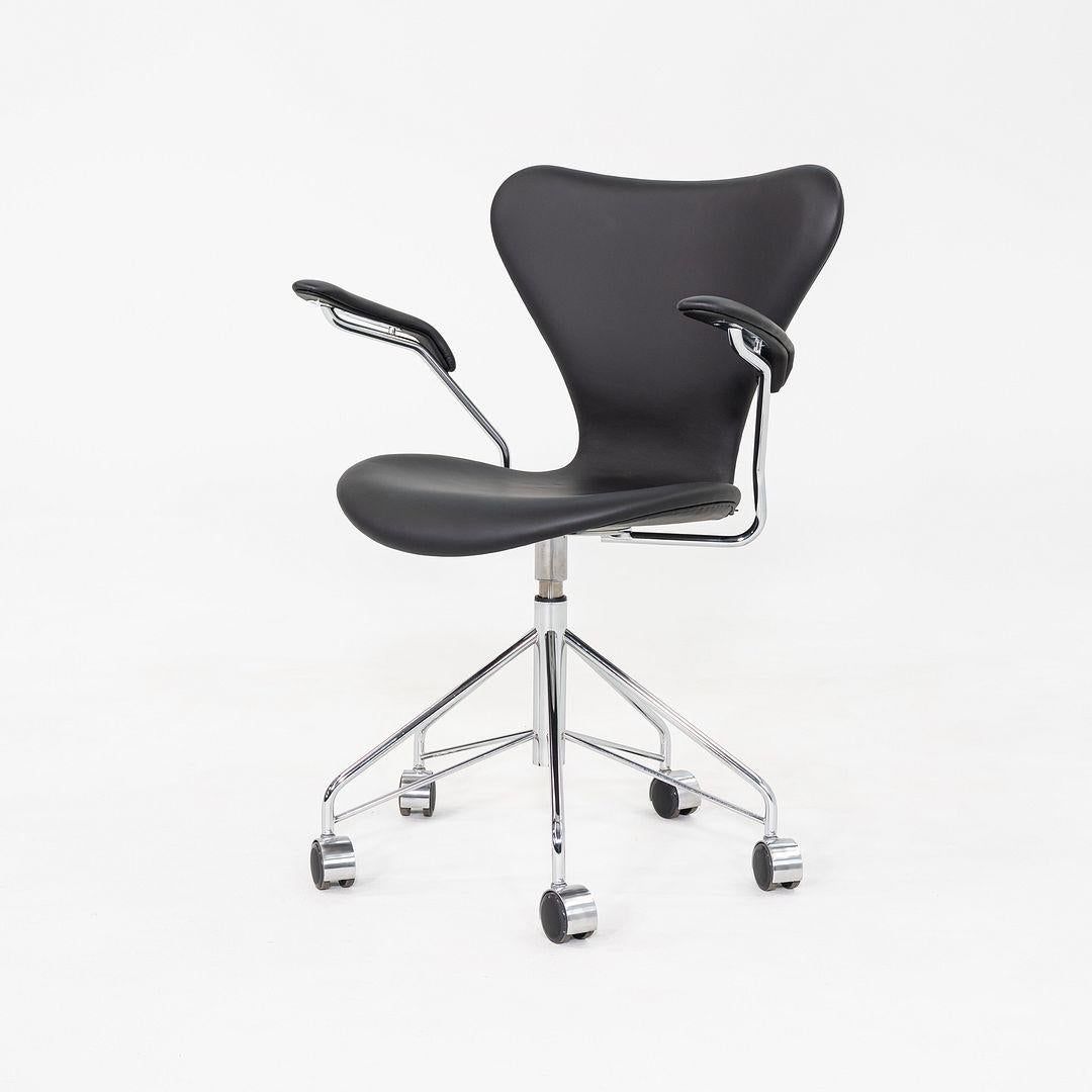 Modern 2023 Arne Jacobsen for Fritz Hansen Series 7 Desk Chair w/ Arms in Black Leather For Sale