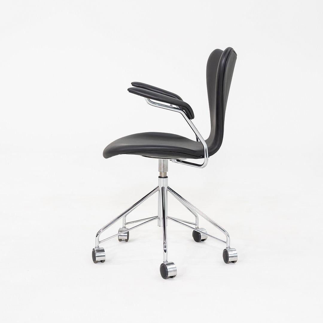 Danish 2023 Arne Jacobsen for Fritz Hansen Series 7 Desk Chair w/ Arms in Black Leather For Sale