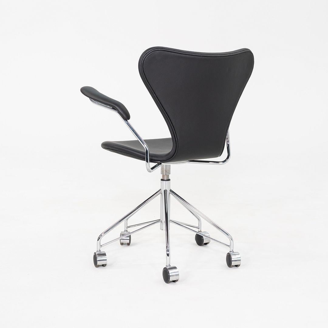 2023 Arne Jacobsen for Fritz Hansen Series 7 Desk Chair w/ Arms in Black Leather In Good Condition For Sale In Philadelphia, PA