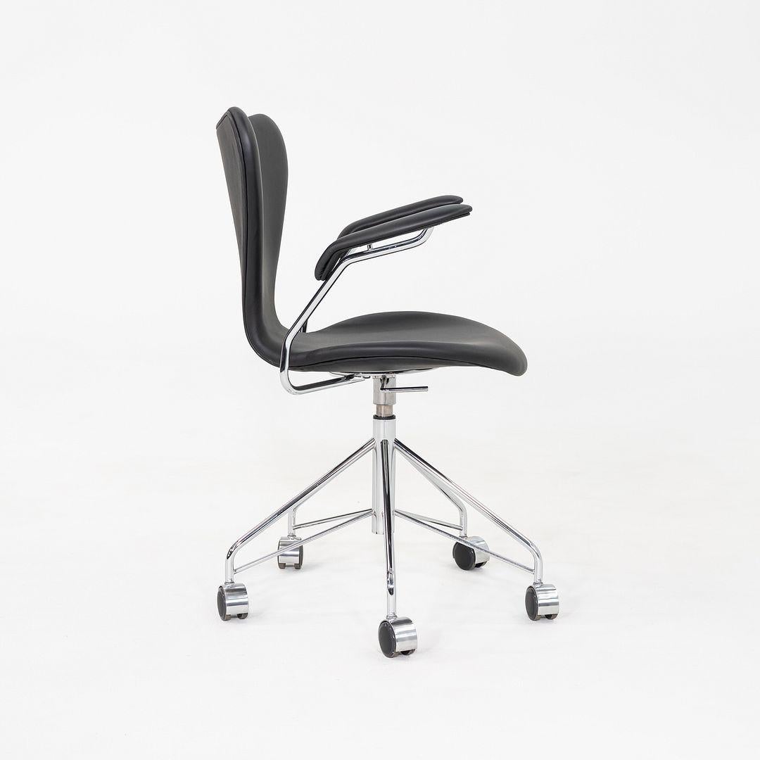Steel 2023 Arne Jacobsen for Fritz Hansen Series 7 Desk Chair w/ Arms in Black Leather For Sale