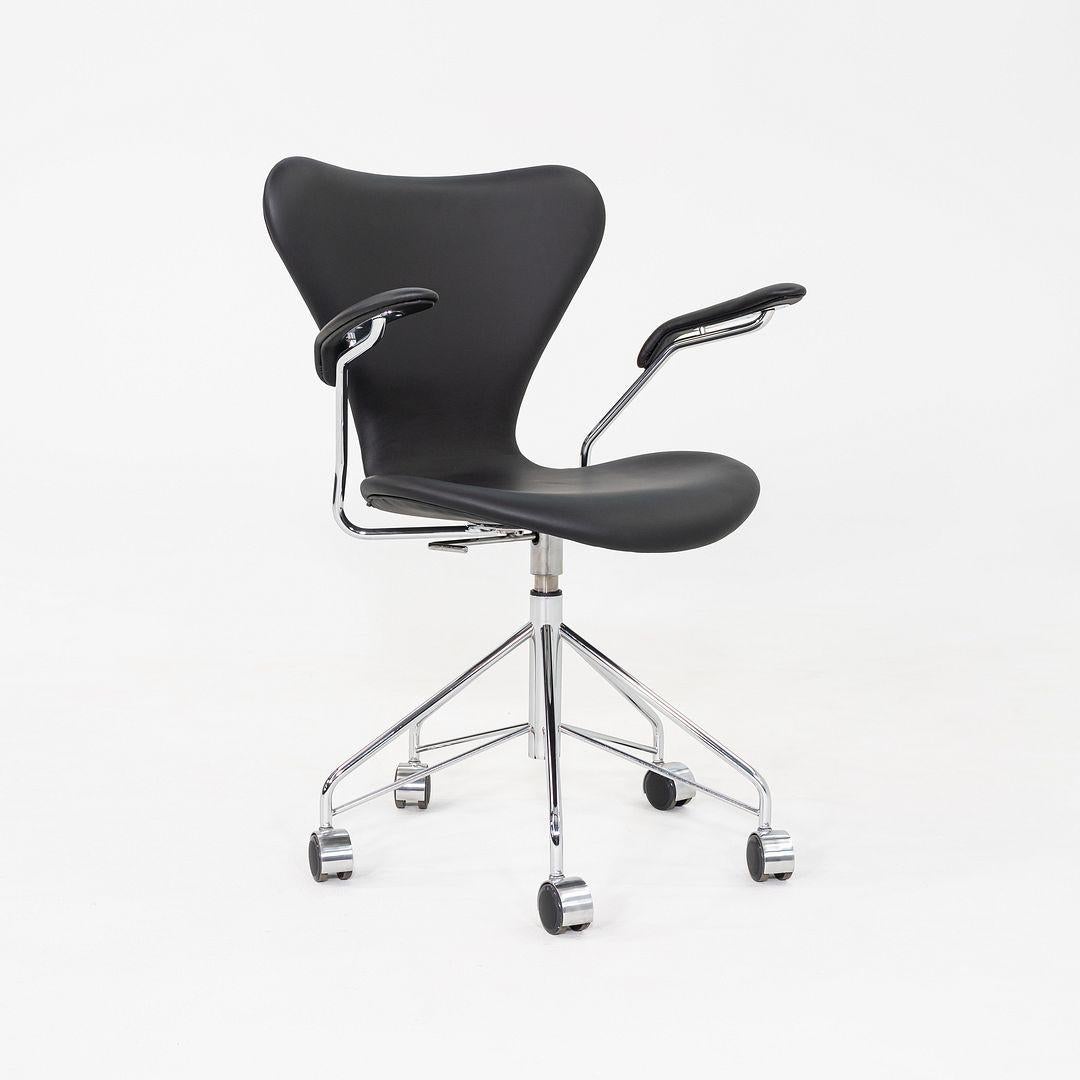 2023 Arne Jacobsen for Fritz Hansen Series 7 Desk Chair w/ Arms in Black Leather For Sale 1