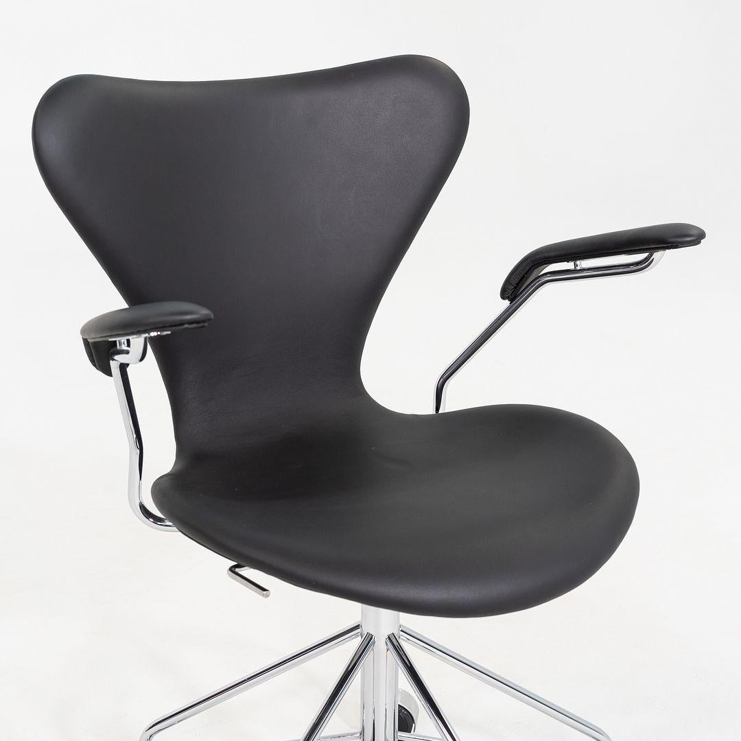 2023 Arne Jacobsen for Fritz Hansen Series 7 Desk Chair w/ Arms in Black Leather For Sale 2
