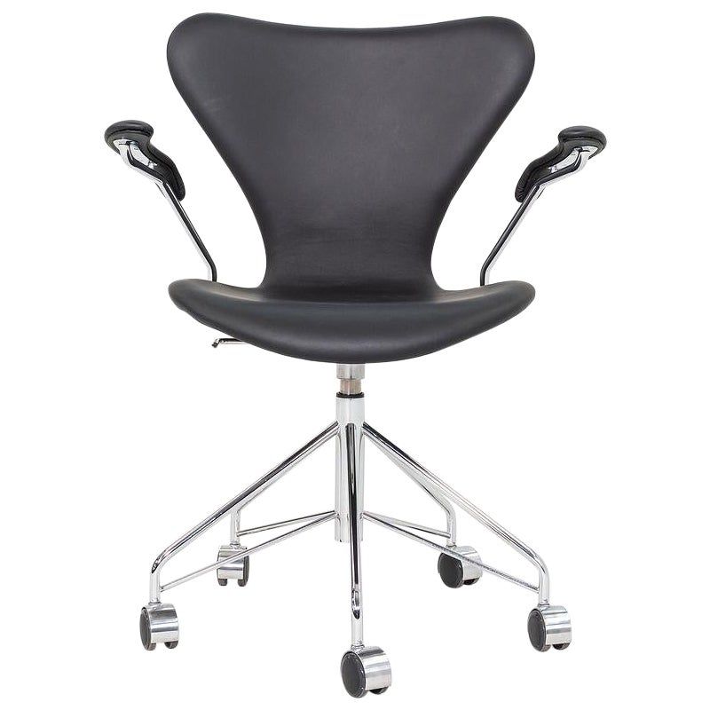 2023 Arne Jacobsen for Fritz Hansen Series 7 Desk Chair w/ Arms in Black Leather For Sale