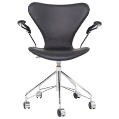 2023 Arne Jacobsen für Fritz Hansen Serie 7 Schreibtischstuhl mit Armlehnen aus schwarzem Leder