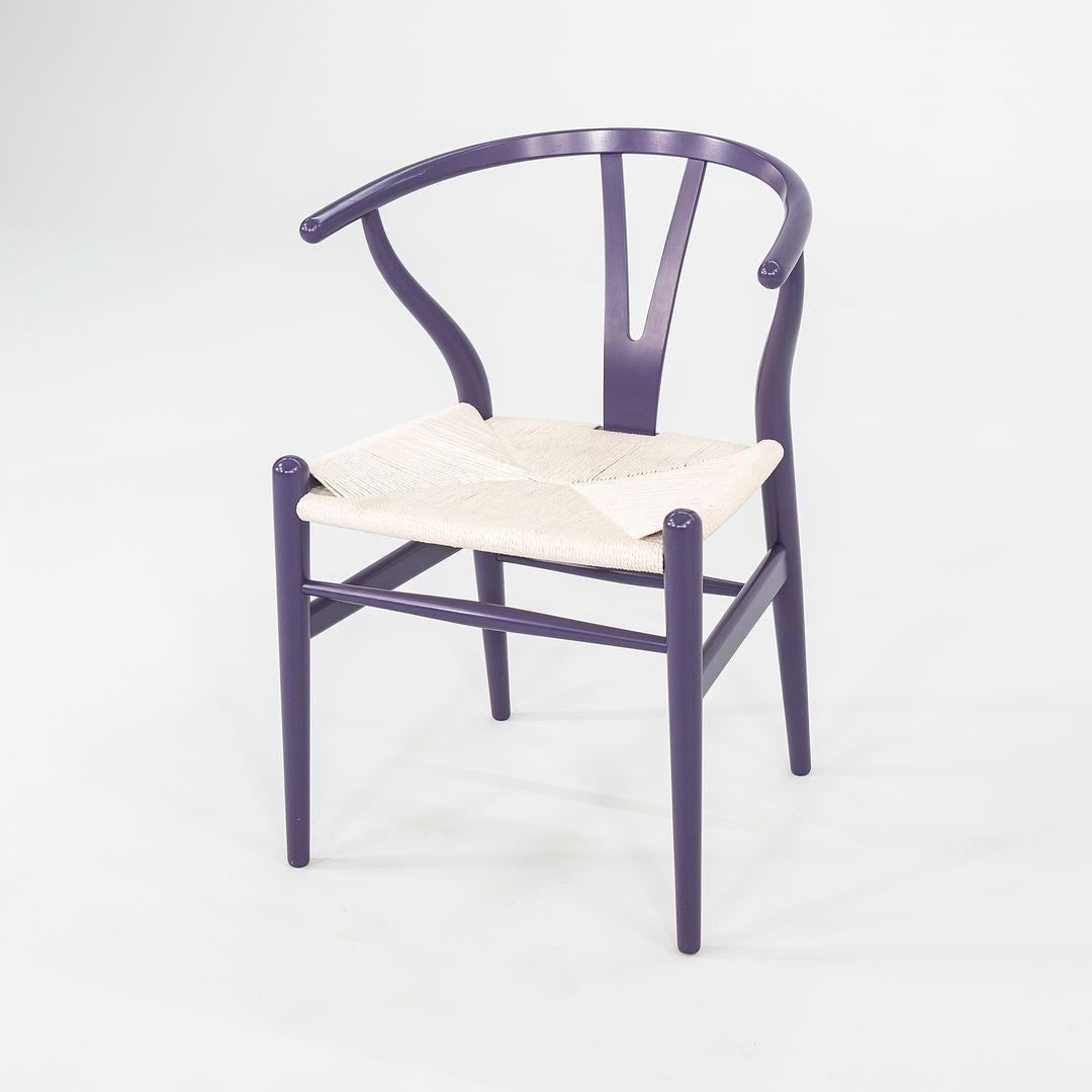 Il s'agit de trois chaises de salle à manger CH24 Whiting, fabriquées à partir d'un cadre en hêtre massif peint en violet foncé et d'assises en corde de papier blanche. Ces chaises ont été conçues par Hans Wegner et produites par Carl Hansen au