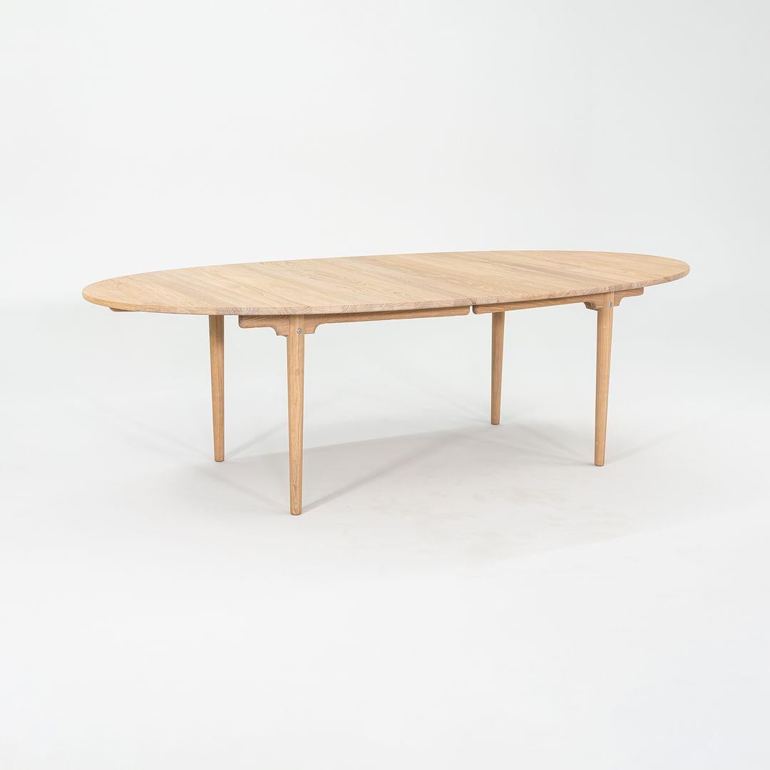 Dieser Esstisch CH339 wurde von Hans Wegner entworfen und von Carl Hansen & Son in Dänemark hergestellt. Dieses Exemplar wurde um das Jahr 2023 hergestellt. Er ist für zwei Blätter gedacht, die jedoch nicht im Kaufpreis enthalten sind. Diese können