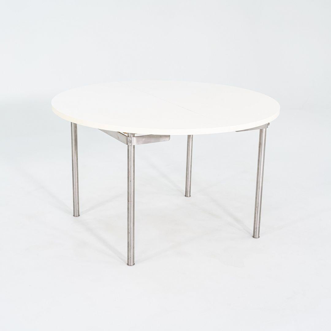 Il s'agit d'une table de salle à manger CH388, conçue à l'origine par Hans J. Wegner en 1960. Cet exemplaire particulier a été produit par Carl Hansen au Danemark en 2023. La table est composée d'un cadre en acier inoxydable et d'un plateau en
