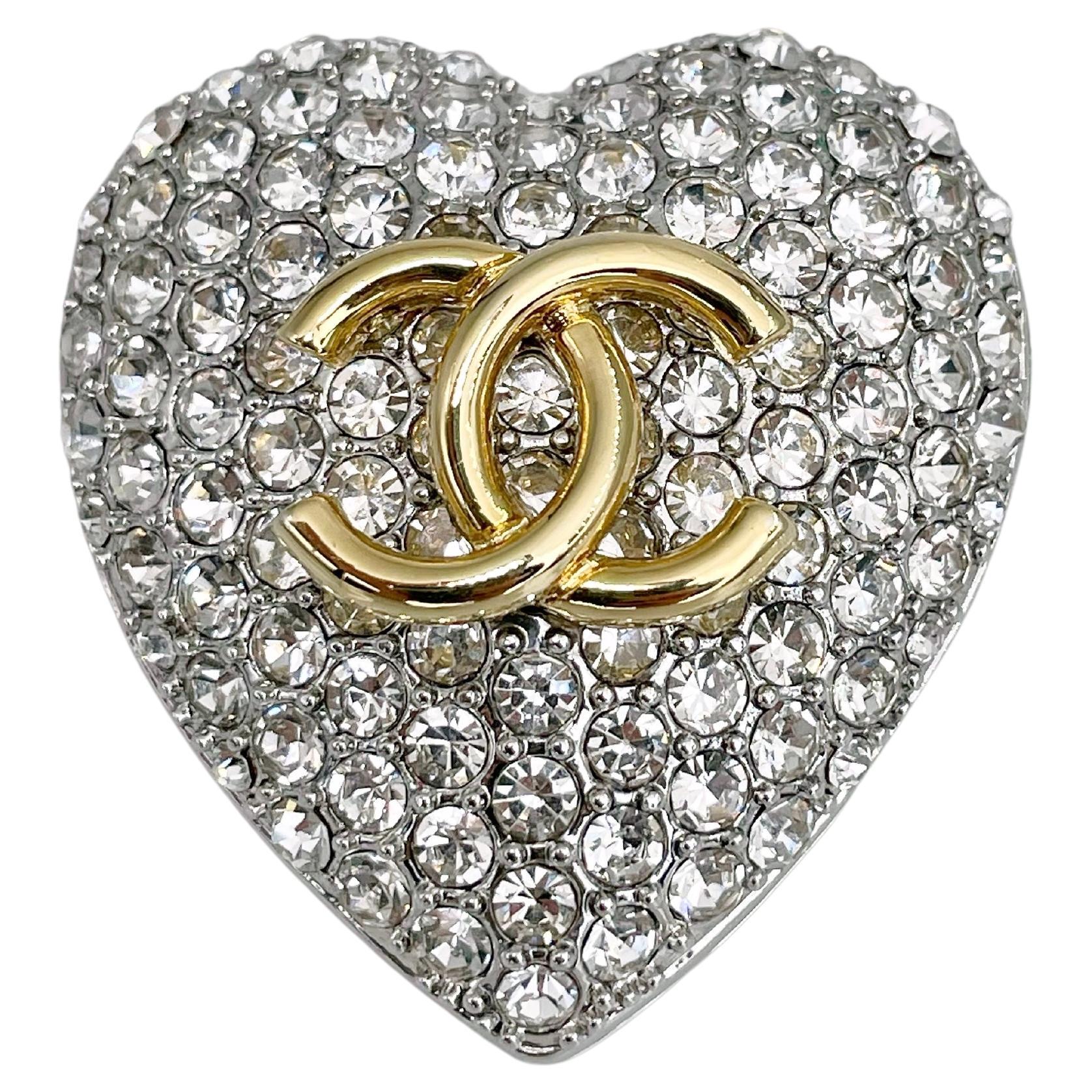 2023 Chanel 23A Broche corazón de cristal con logotipo CC en tono dorado