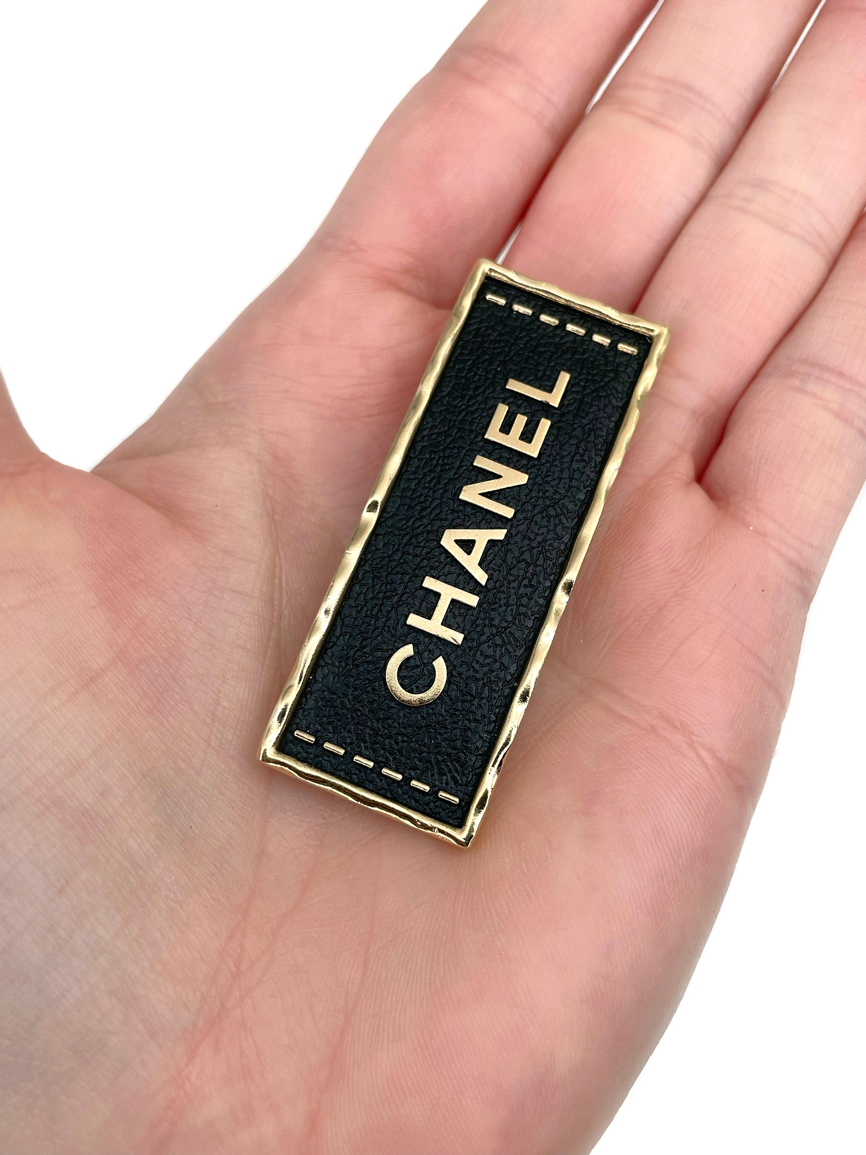 This is a logo plate brooch designed by Chanel for 2023 collection. The piece is gold plated, features leather surface.

Signed: ©Chanel® A23S. Made in France

Size: 5.6x2.2cm

IMPORTANT: As a buyer, you are fully responsible for the customs duties,