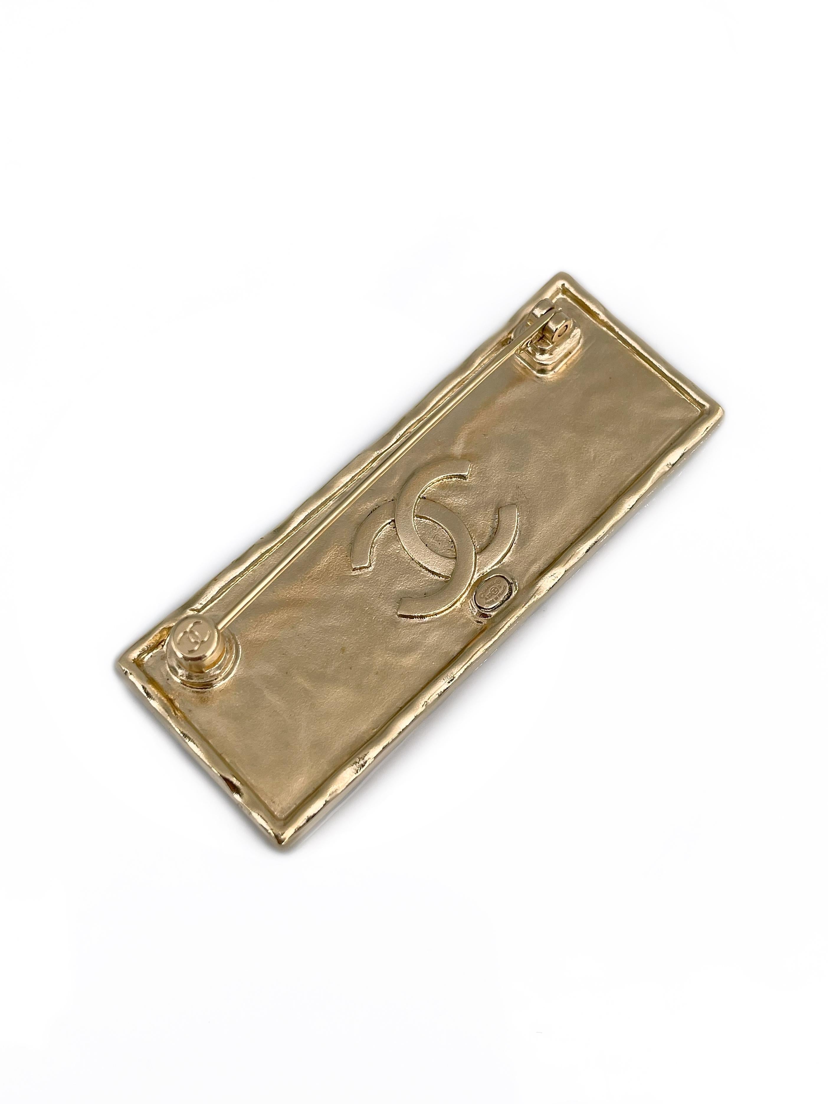 2023 Chanel A23S Gold Tone Black Leather Logo Plate Bar Brooch In Good Condition In Vilnius, Vilniaus apskr.