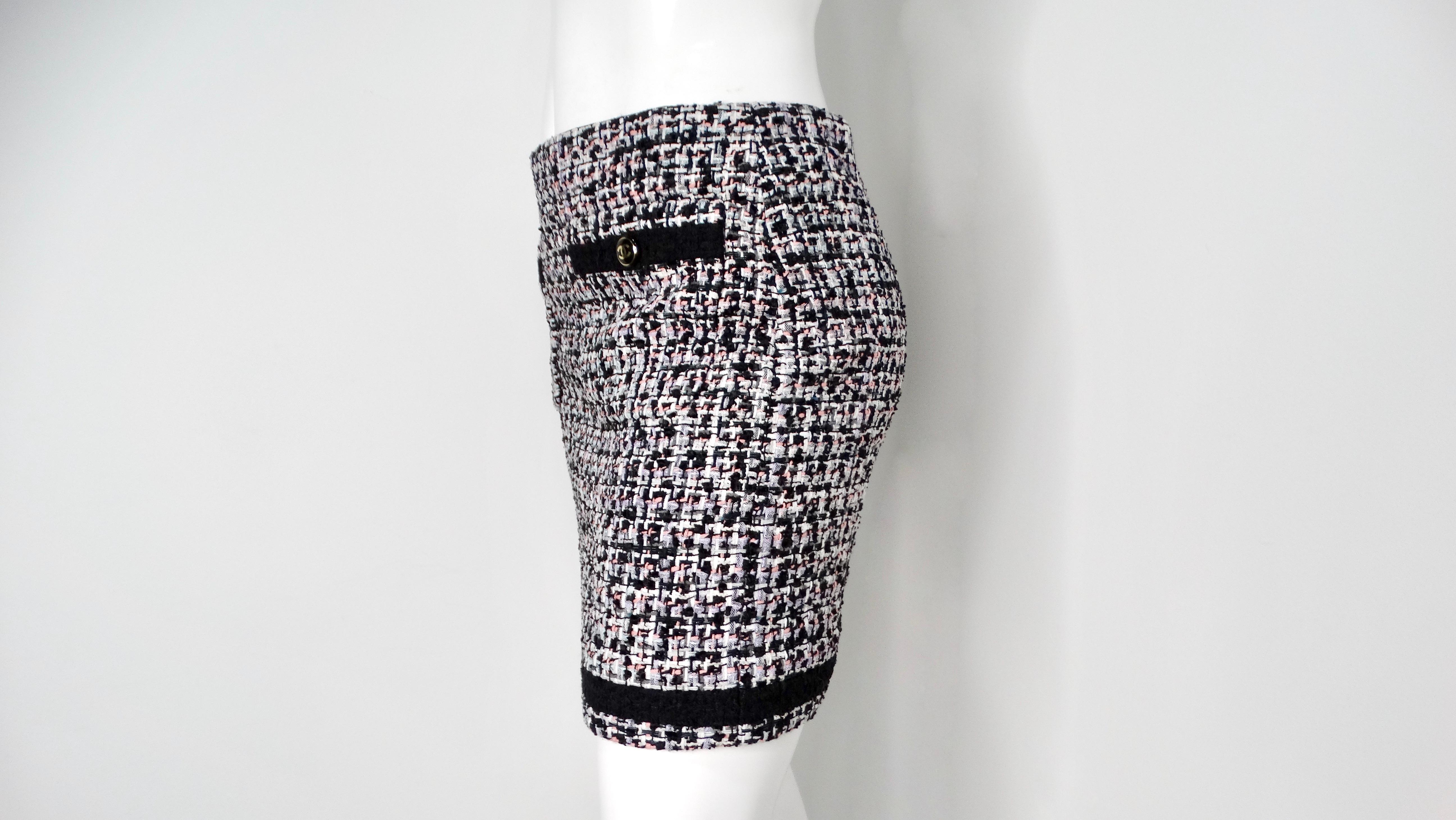 2023 Chanel Black, White & Pink Tweed Mini Skirt In Good Condition In Scottsdale, AZ