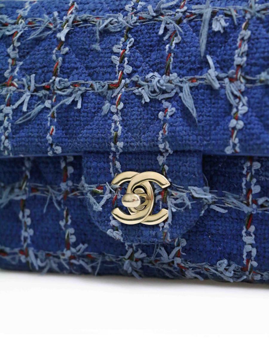 2023 Chanel Mini zeitlos in blauem Tweed im Angebot 5
