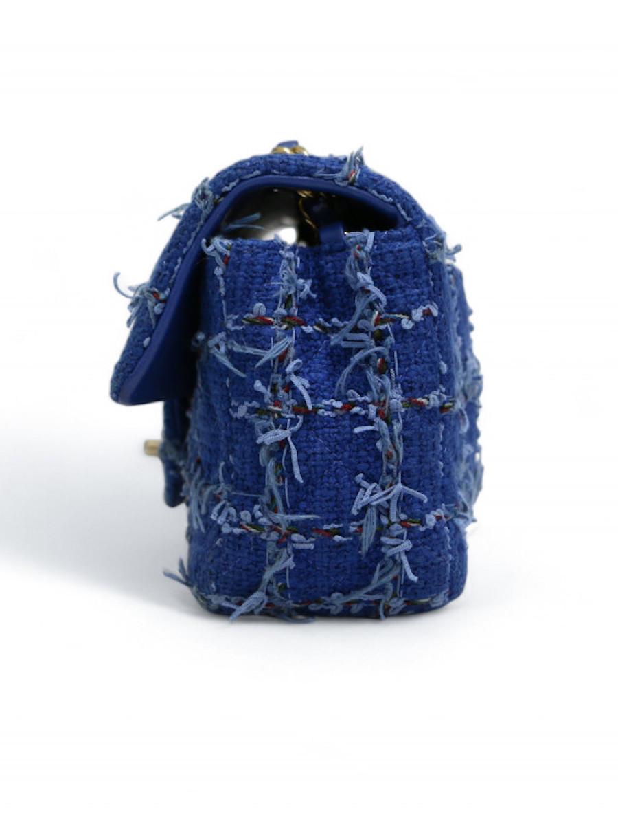 2023 Chanel Mini zeitlos in blauem Tweed (Blau) im Angebot