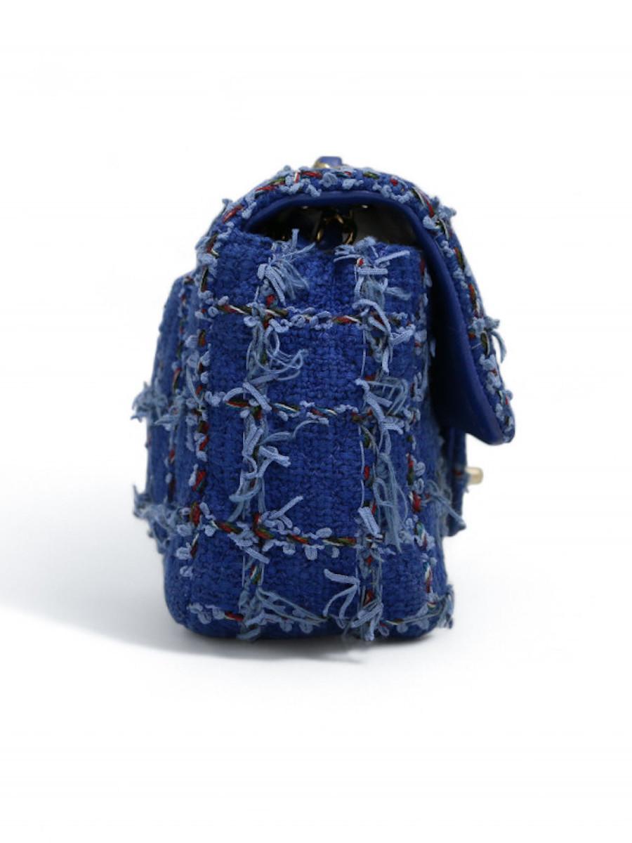 2023 Chanel Mini zeitlos in blauem Tweed für Damen oder Herren im Angebot