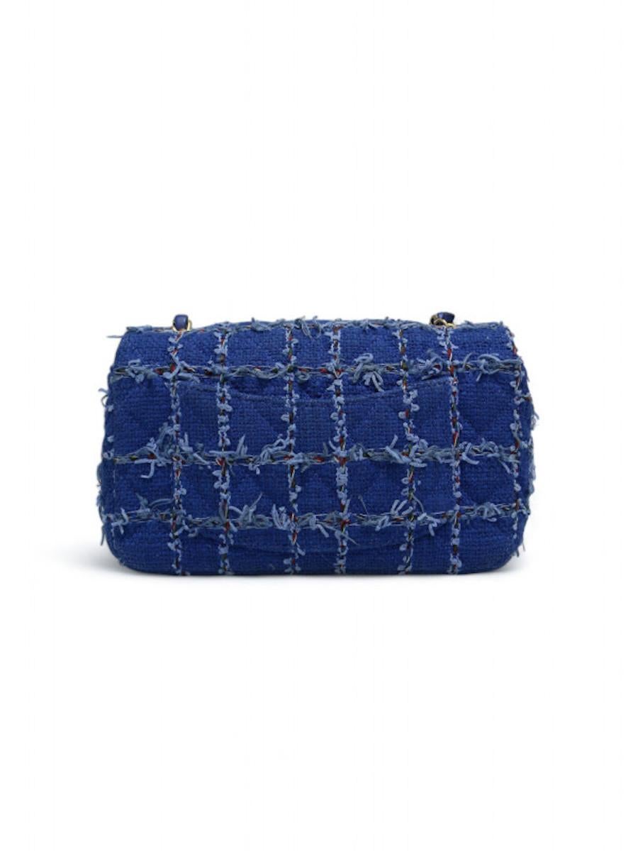 2023 Chanel Mini zeitlos in blauem Tweed im Angebot 2