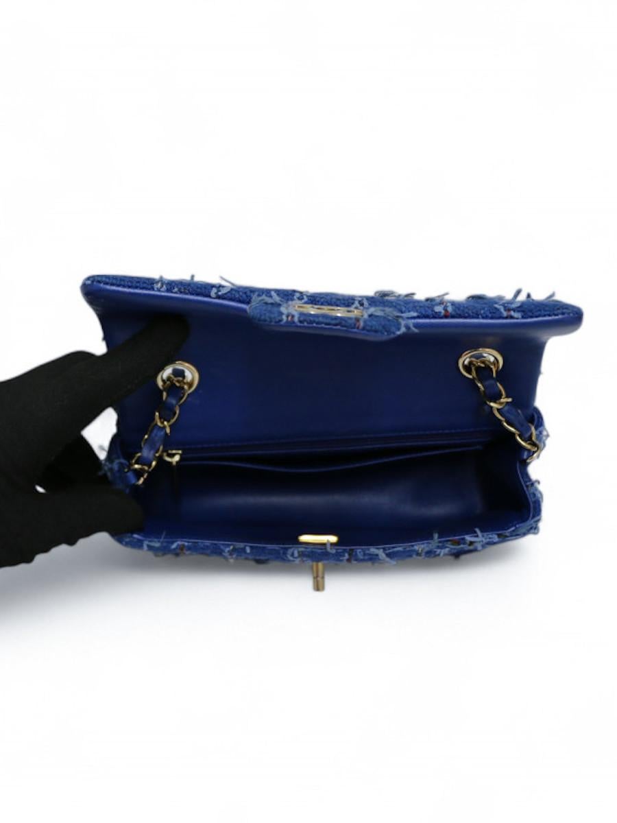 2023 Chanel Mini zeitlos in blauem Tweed im Angebot 3