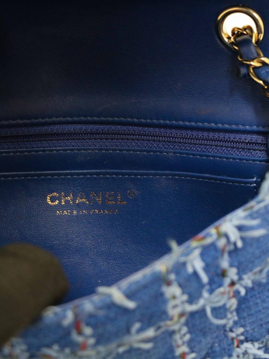 2023 Chanel Mini zeitlos in blauem Tweed im Angebot 4