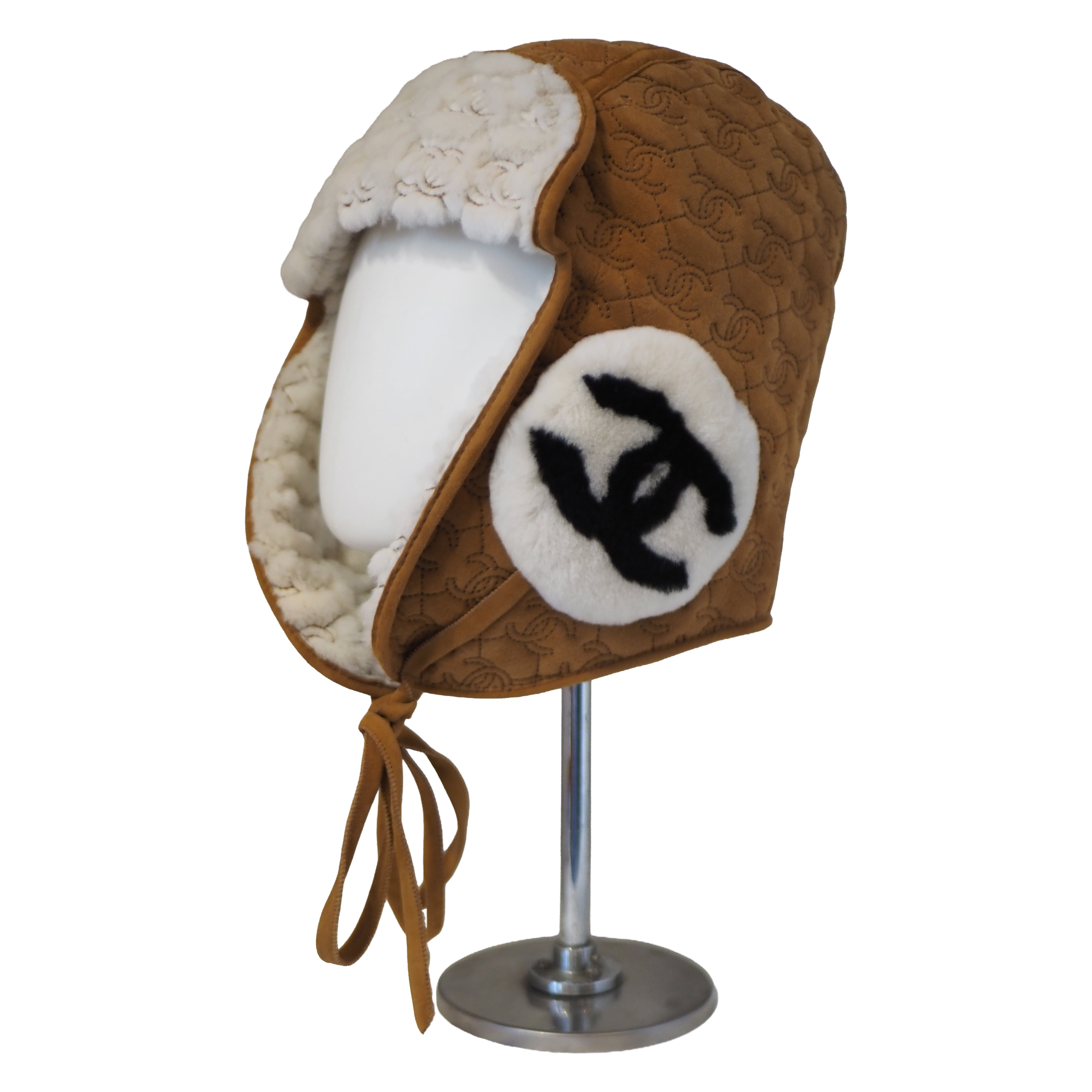 2023 Chanel Trappermütze aus Wildleder und Schurwolle mit ineinandergreifenden CC-Logos