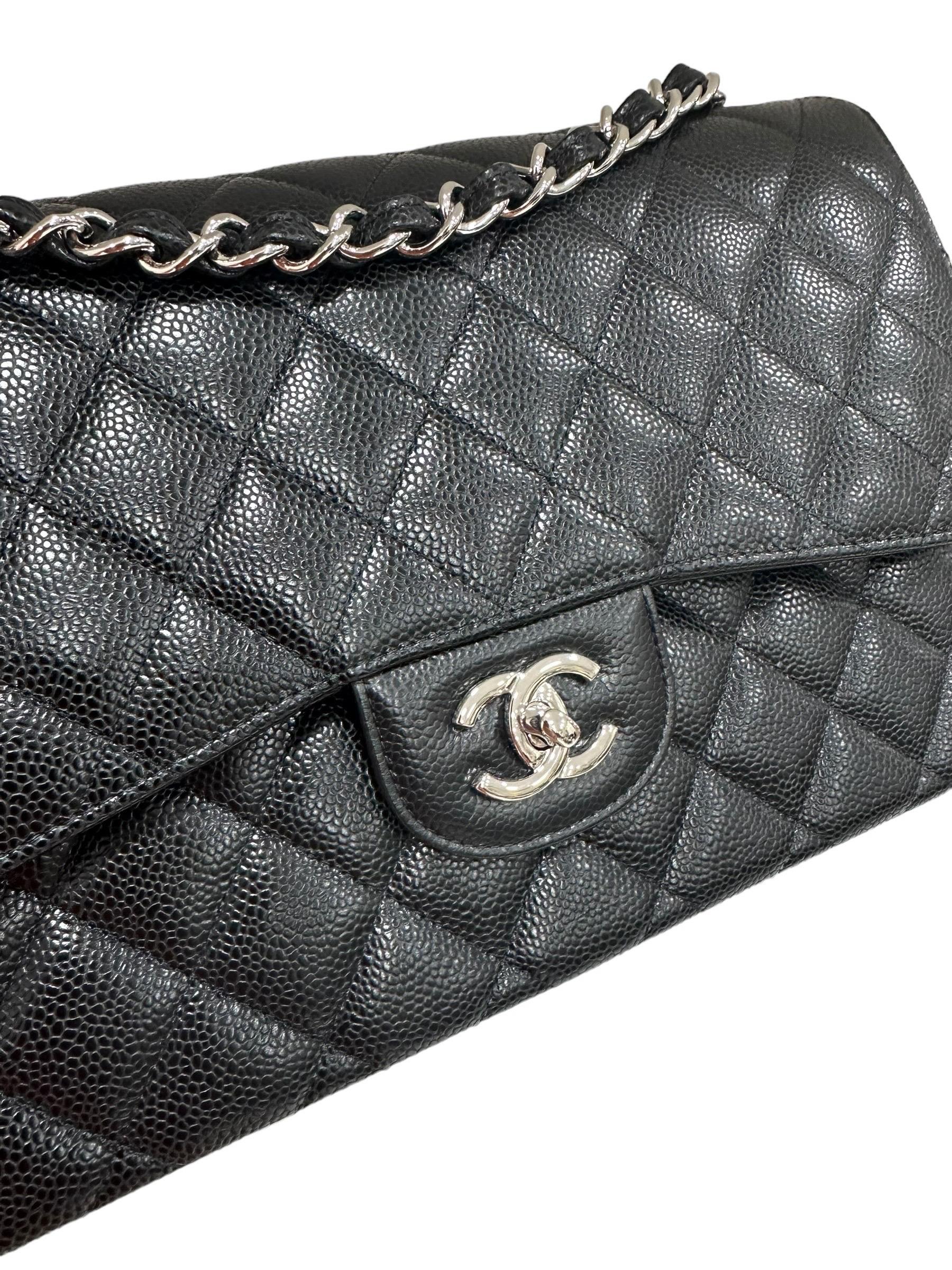 Borsa firmata Chanel, modello Timeless Jumbo, realizzata in pelle caviar nera con hardware argento. Dotata di una doppia patta, una esterna con chiusura a girello logo CC, ed una interna con chiusura a bottone. Internamente rivestita in pelle liscia