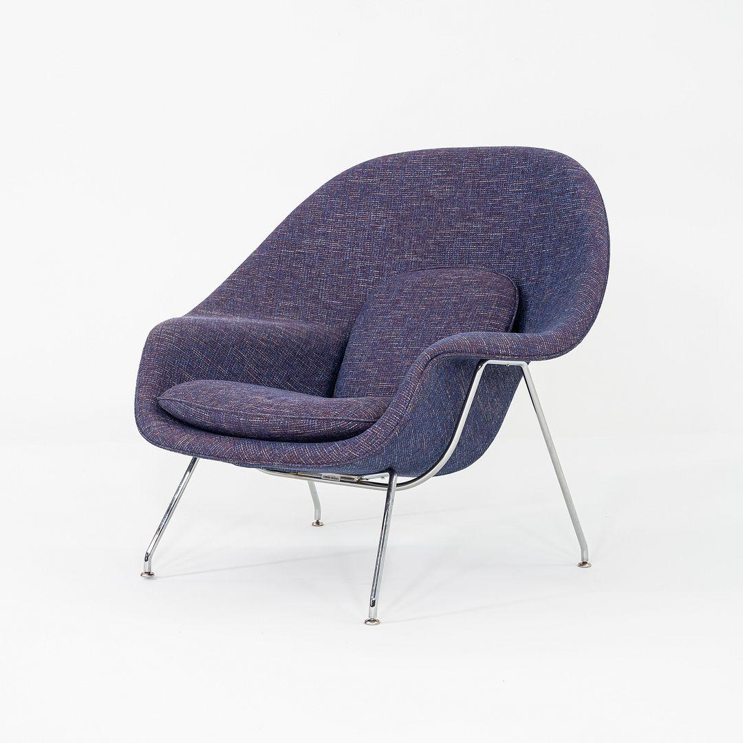 Dies ist ein Womb Lounge Chair, entworfen von Eero Saarinen für Florence Knoll und Knoll Associates im Jahr 1948. Dieses Exemplar wurde 2023 von Knoll in den USA hergestellt. Das Stück verfügt über einen Sitz, der aus schaumstoffummanteltem,
