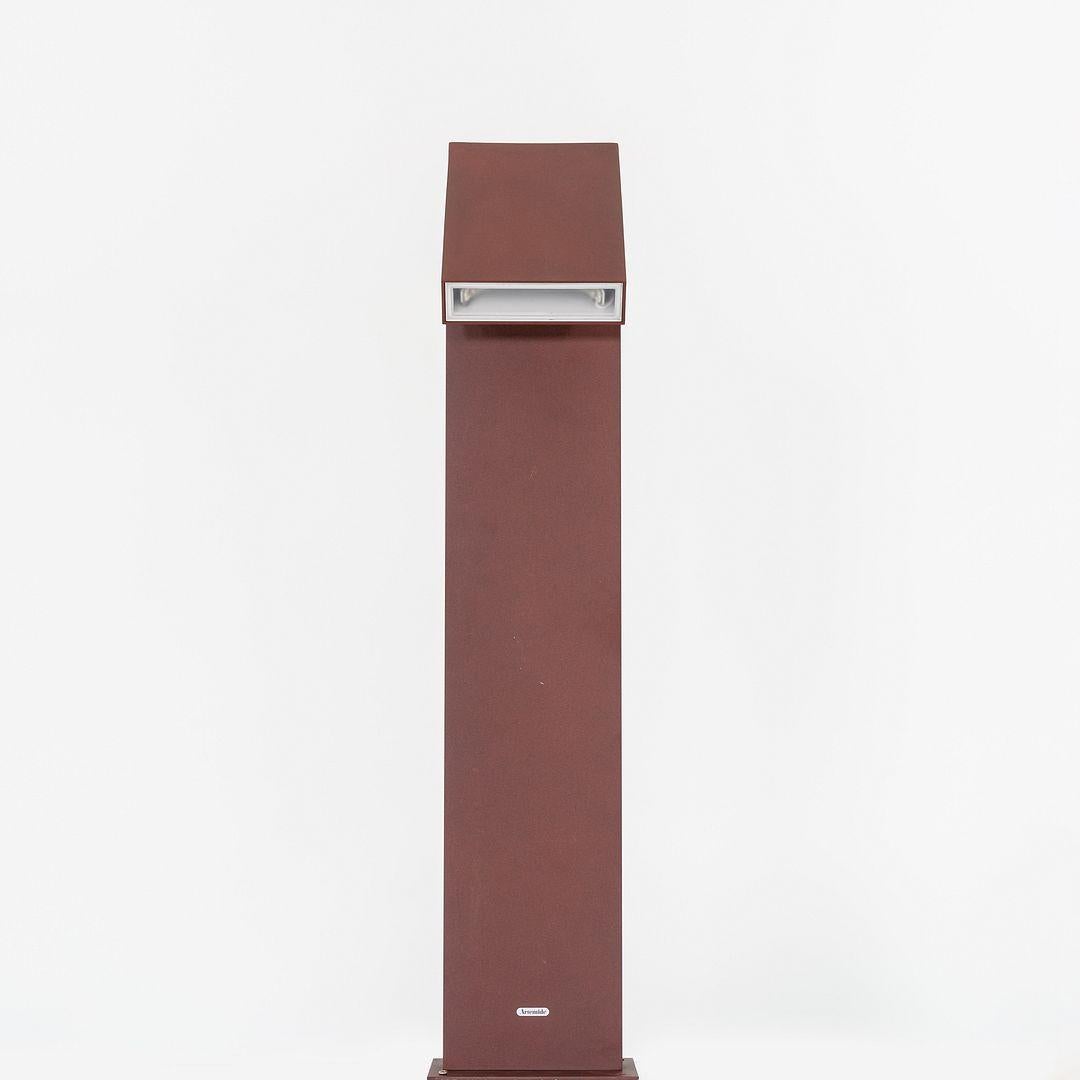 This is a Chilone Floor 90 floor lamp, originally designed by Ernesto Gismondi. This particular example was produced by Artemide in Italy C. 2023. The lamp's design is comprised of aluminum and plastic in the rust colorway. The light temperature is