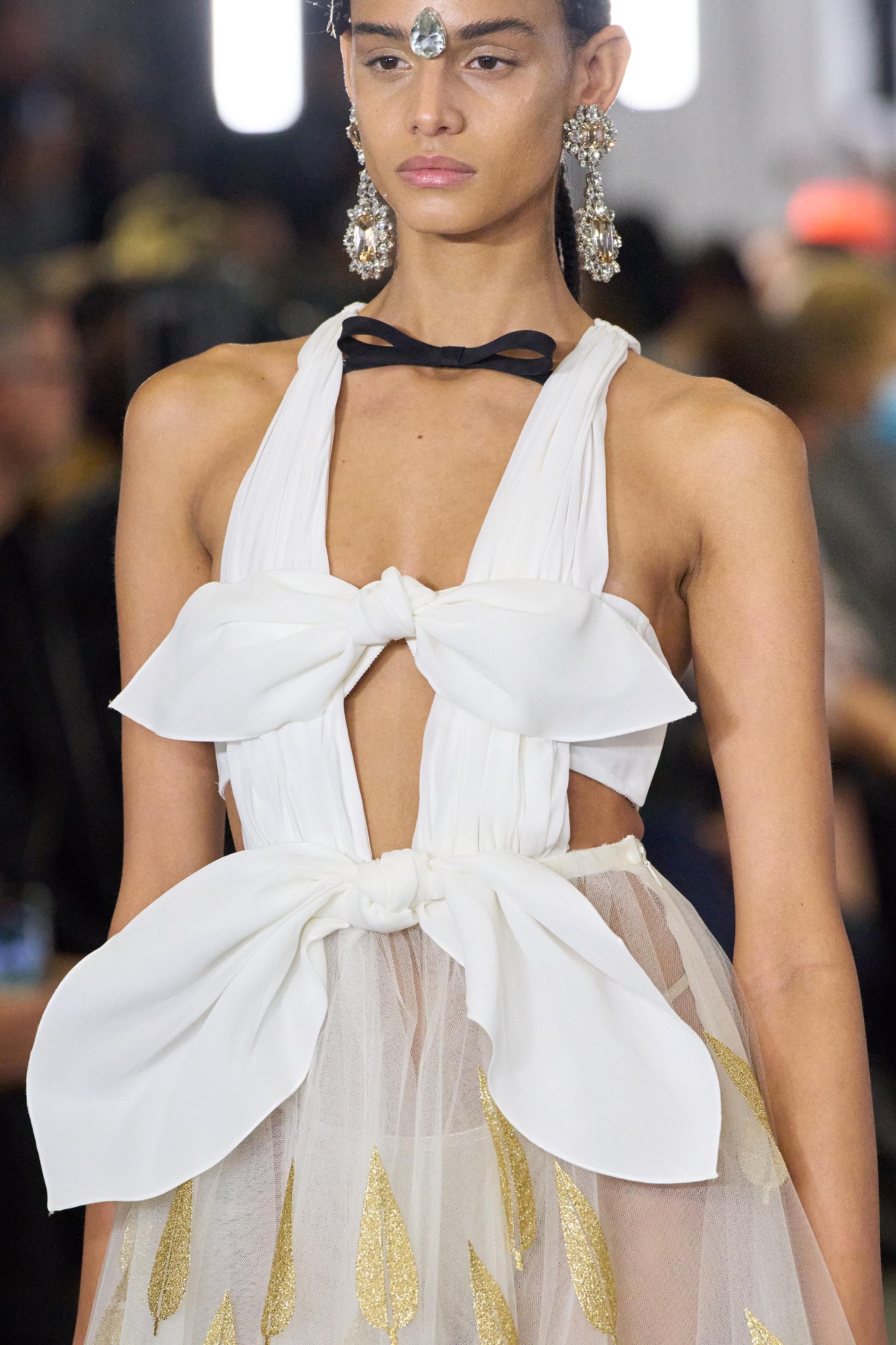 2023 Giambattista Valli Runway Bow Bodice White Dress with Tulle Skirt For Sale 1