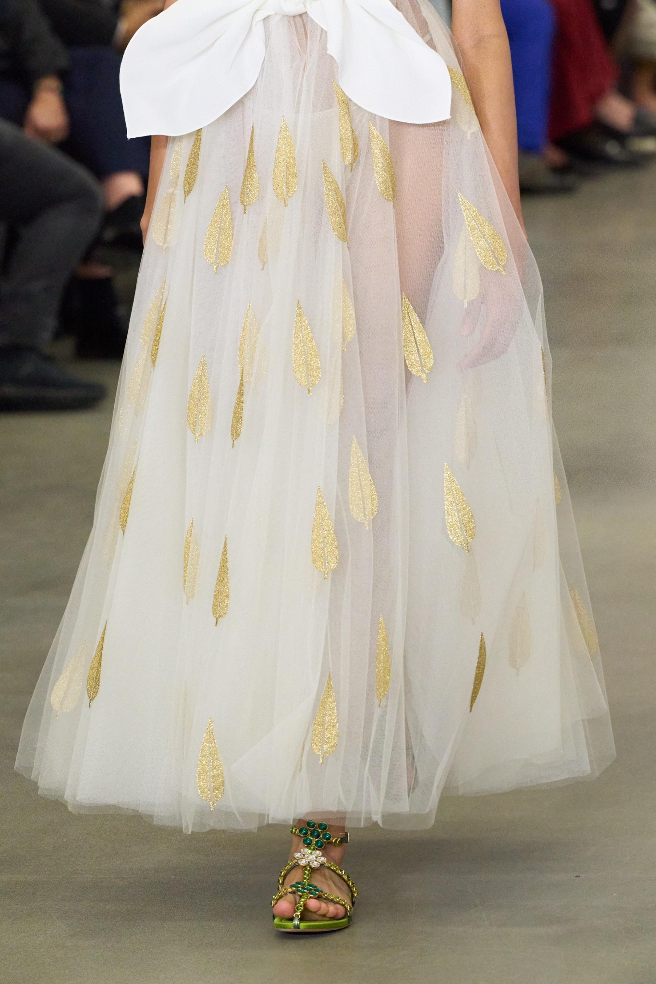 2023 Giambattista Valli Runway Bow Bodice White Dress with Tulle Skirt For Sale 2