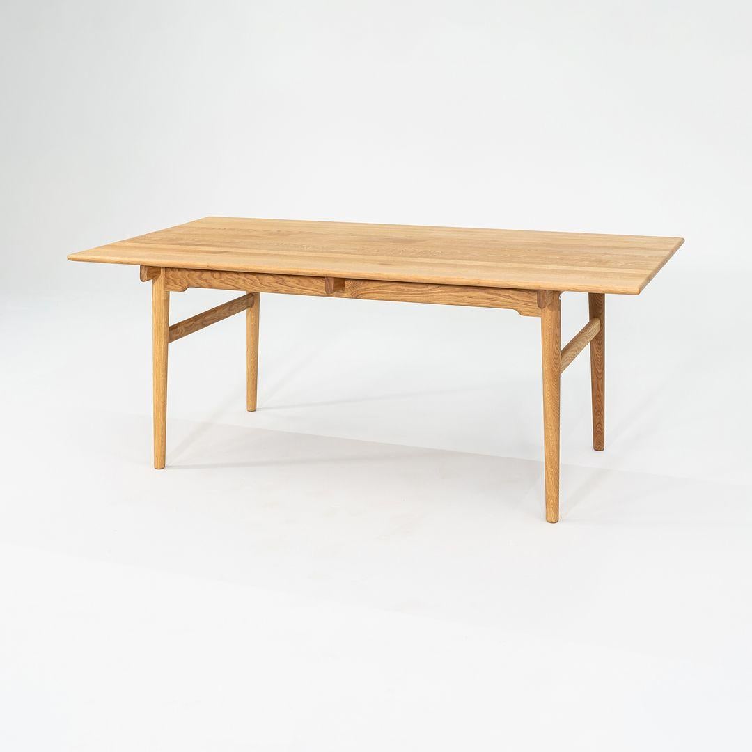 Il s'agit d'une table à manger CH327 composée d'un cadre et d'un plateau en chêne massif. La finition est huilée. Cette table a été conçue par Hans Wegner et produite par Carl Hansen au Danemark. Il date d'environ 2023 et est garanti comme