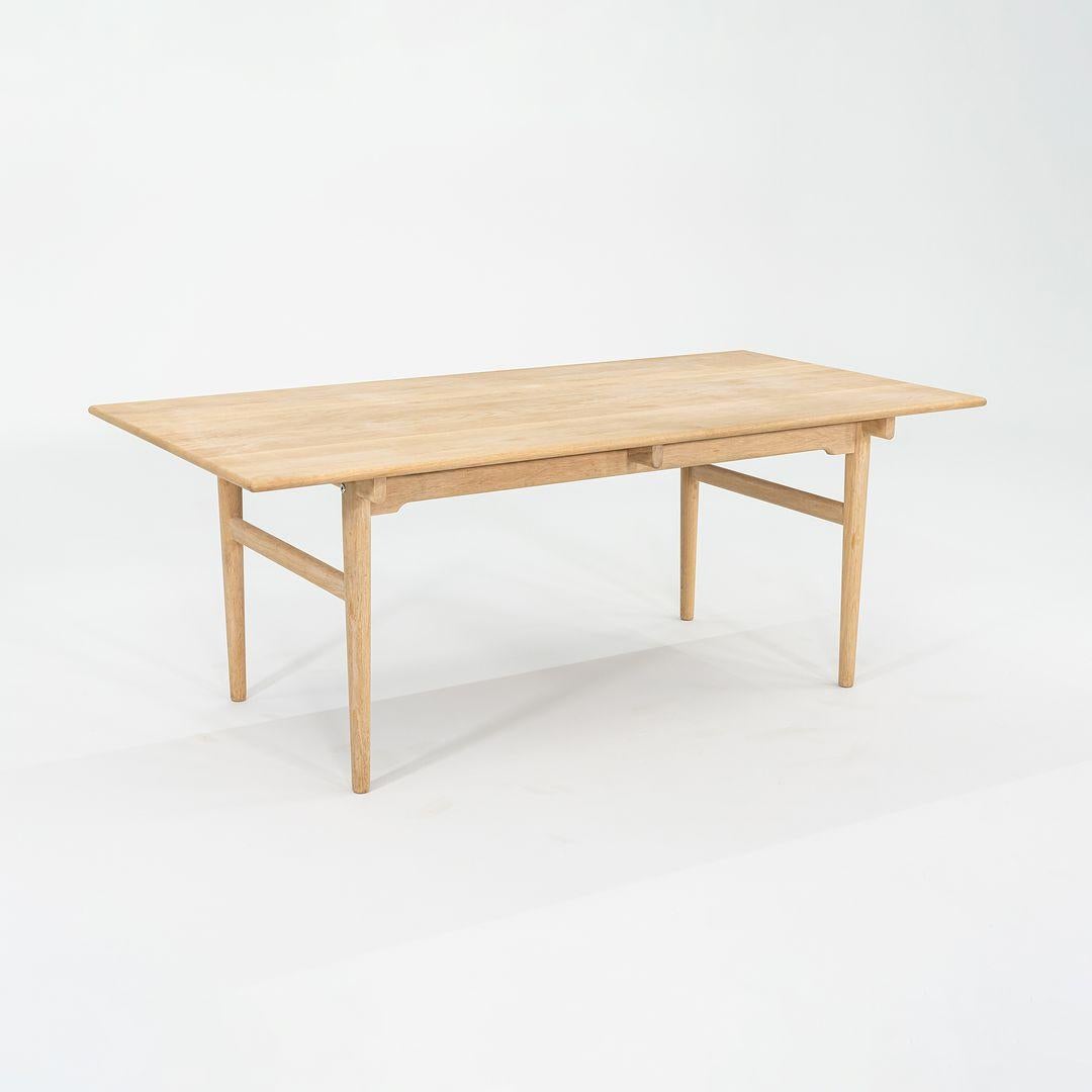 Il s'agit d'une table à manger CH327 composée d'un cadre et d'un plateau en chêne massif. La finition semble être une huile blanche. Cette table a été conçue par Hans Wegner et produite par Carl Hansen au Danemark. Il date d'environ 2023 et est