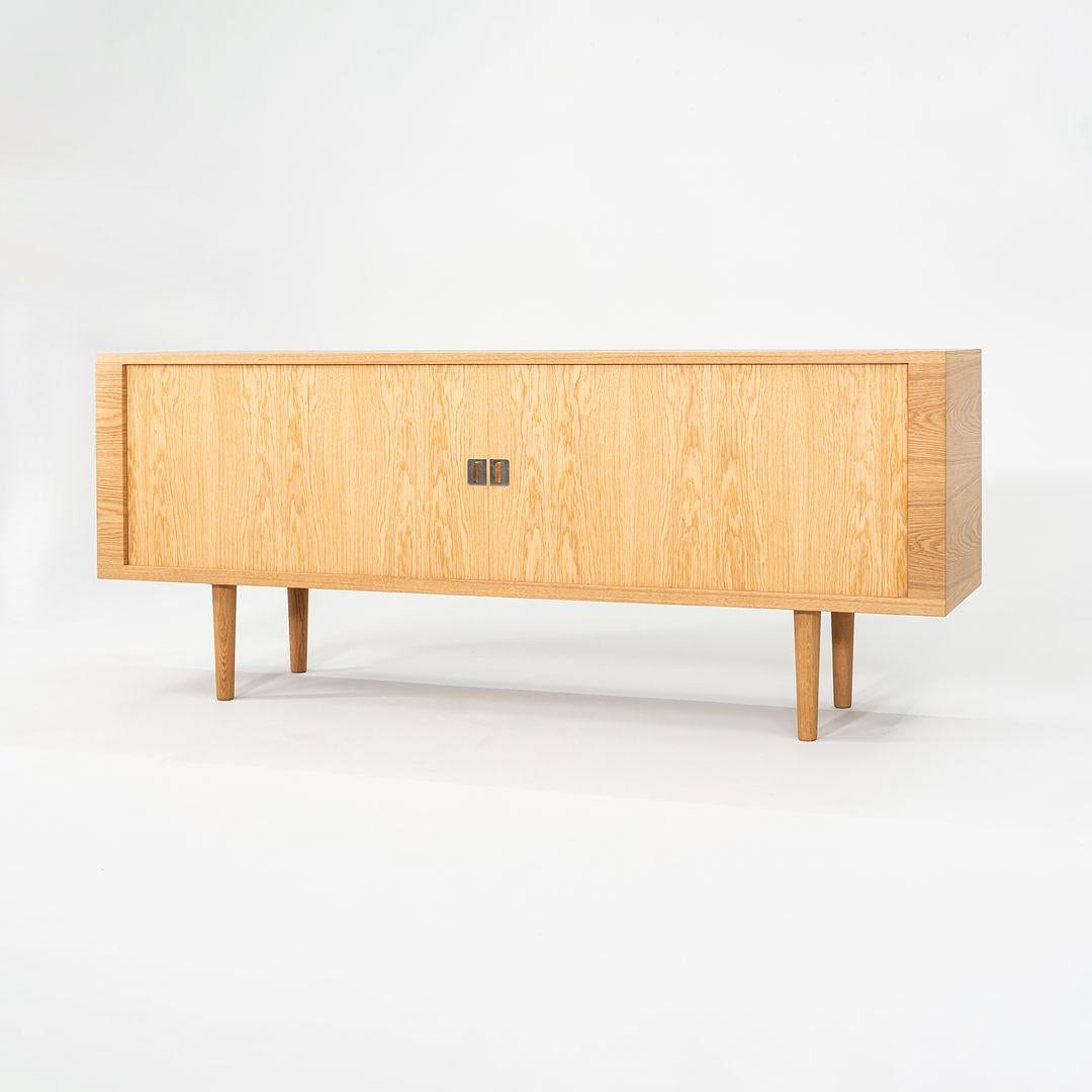 Questa è una credenza CH825, disegnata originariamente da Hans J. Wegner nel 1959. Questo particolare esemplare è stato prodotto da Carl Hansen in Danimarca intorno al 2023. È realizzato in rovere massiccio oliato.
 
 La credenza misura 78,75