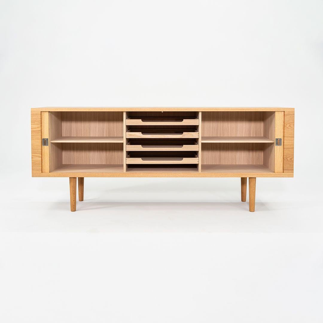 Moderno 2023 Hans Wegner per Carl Hansen CH825 Credenza / Armadio a Tamburo in Oak Oil in vendita