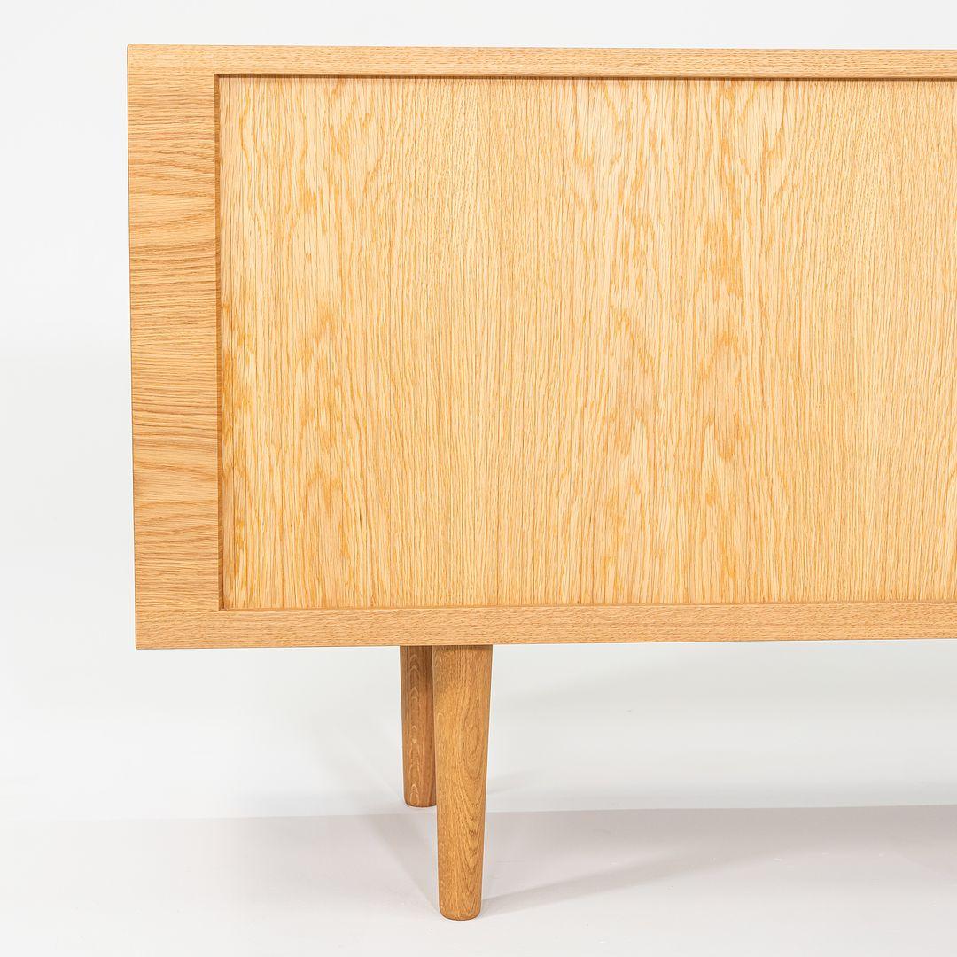 XXI secolo e contemporaneo 2023 Hans Wegner per Carl Hansen CH825 Credenza / Armadio a Tamburo in Oak Oil in vendita
