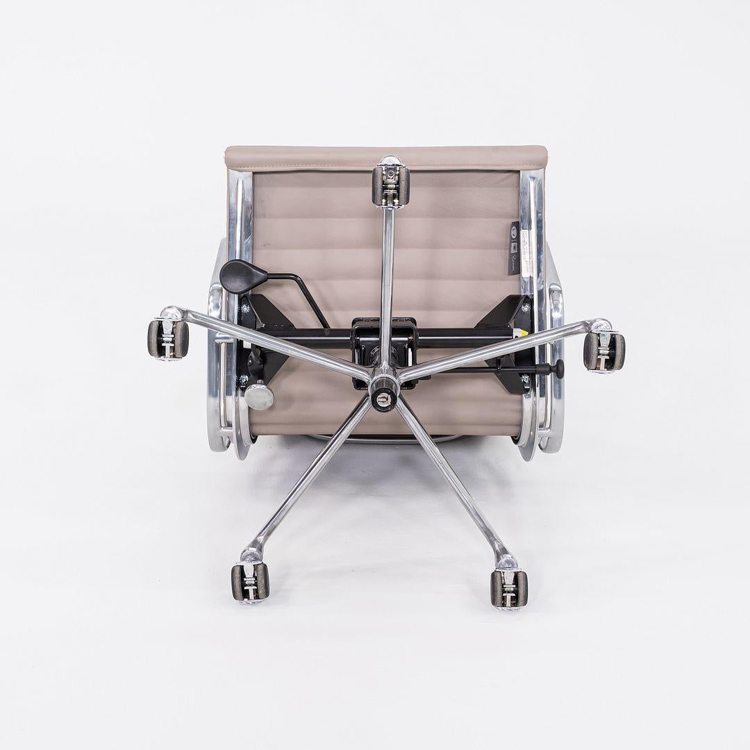 2023 Chaise de bureau Eames en aluminium d'Herman Miller en cuir gris Bristol en vente 4