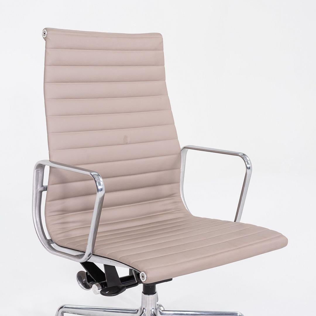 Il s'agit d'une chaise de bureau à dossier haut Eames Aluminum Group Executive, conçue par Charles et Ray Eames et produite par Herman Miller. Ce modèle a été conçu à l'origine en 1958, et cet exemple a été produit en 2023. La chaise est recouverte