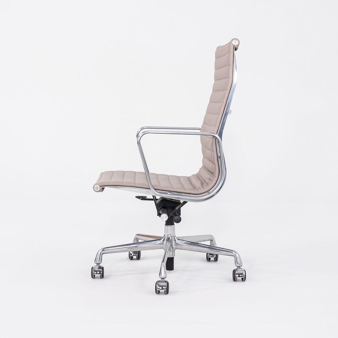 Moderne 2023 Chaise de bureau Eames en aluminium d'Herman Miller en cuir gris Bristol en vente