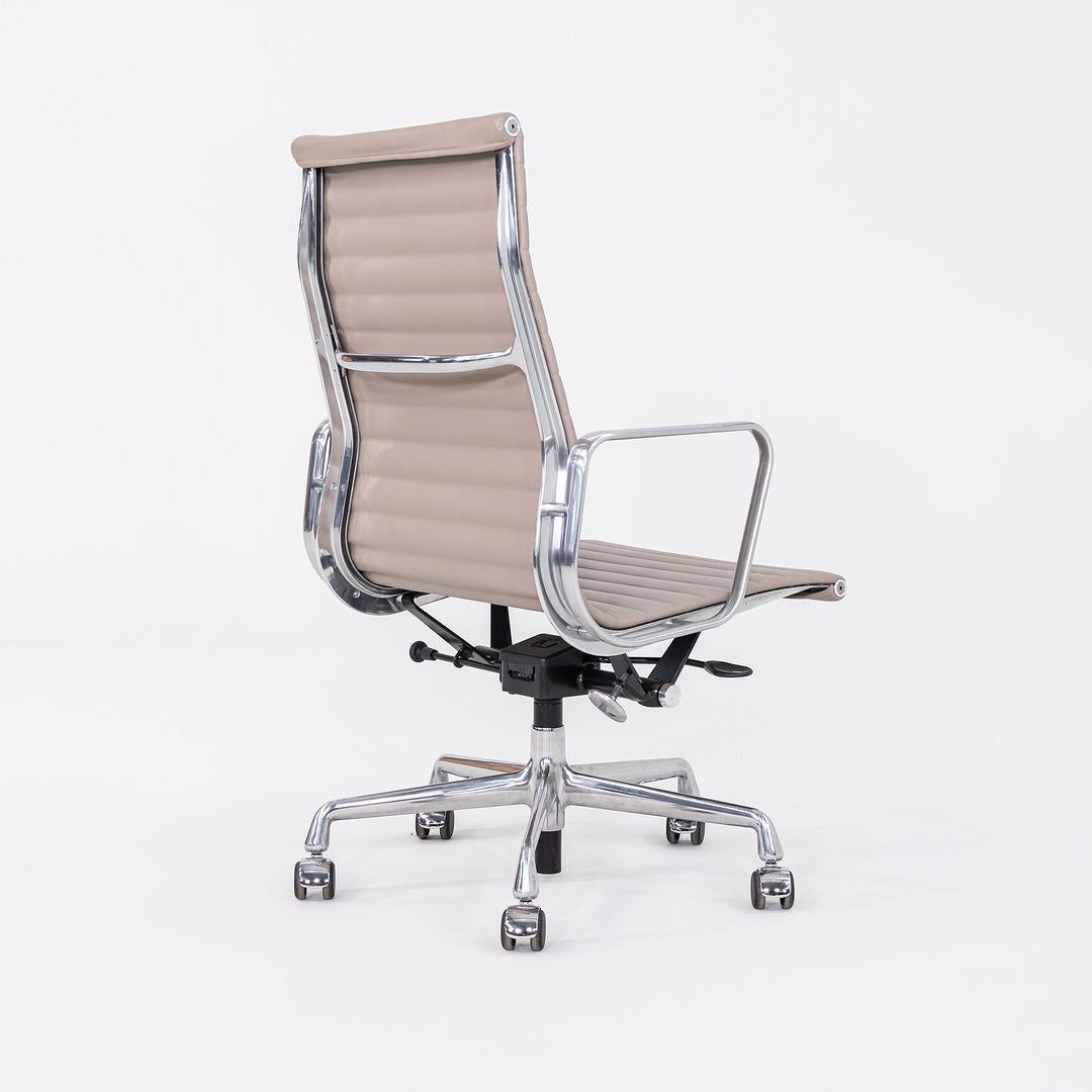 Américain 2023 Chaise de bureau Eames en aluminium d'Herman Miller en cuir gris Bristol en vente