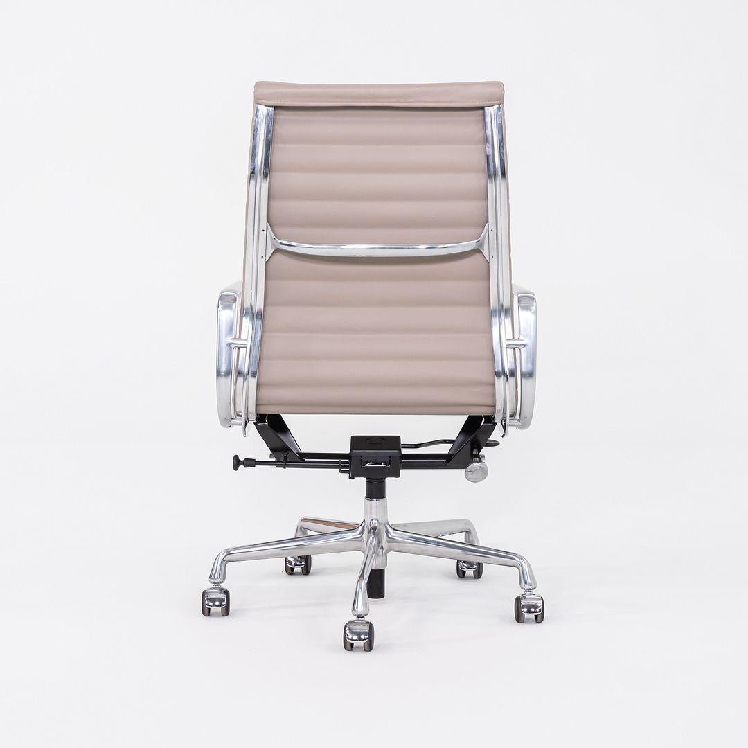 2023 Chaise de bureau Eames en aluminium d'Herman Miller en cuir gris Bristol Bon état - En vente à Philadelphia, PA