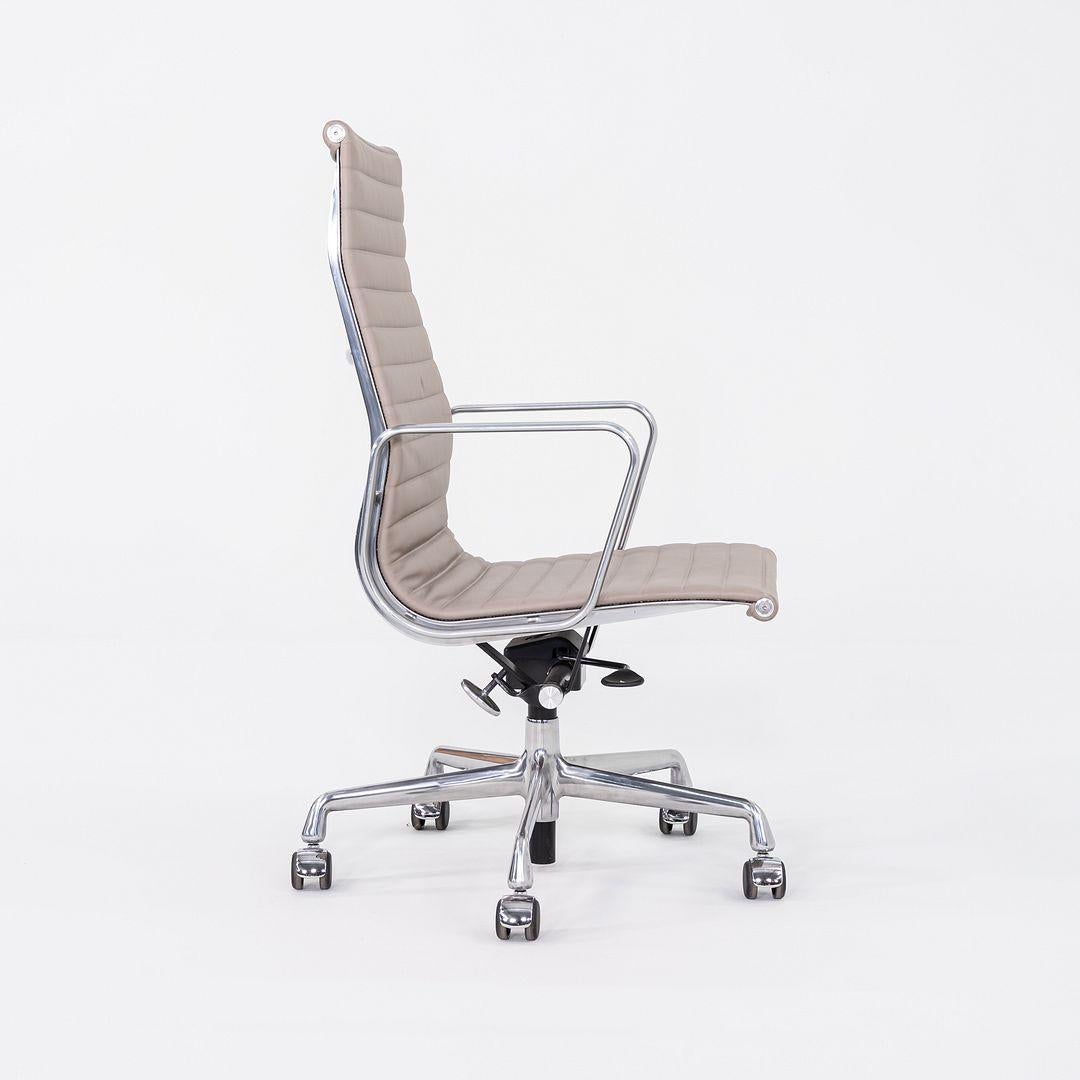 XXIe siècle et contemporain 2023 Chaise de bureau Eames en aluminium d'Herman Miller en cuir gris Bristol en vente