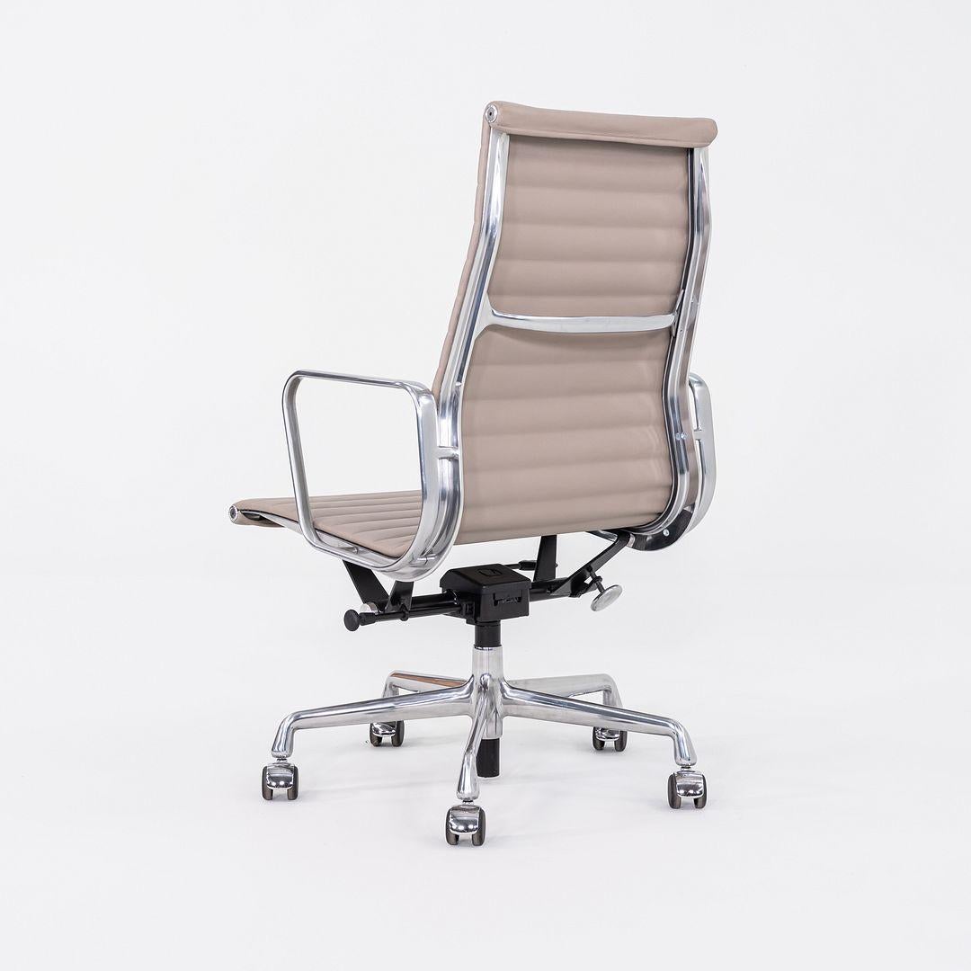 Aluminium 2023 Chaise de bureau Eames en aluminium d'Herman Miller en cuir gris Bristol en vente