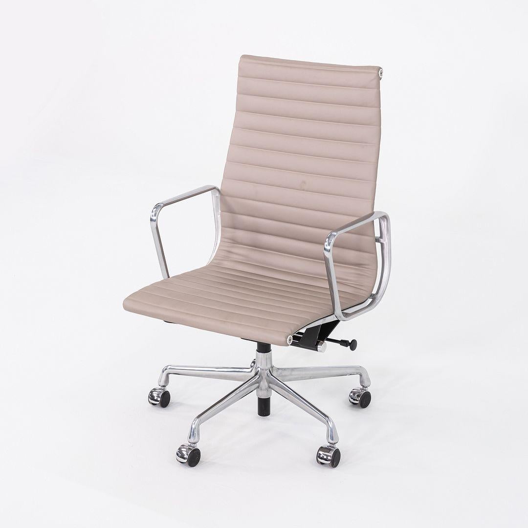 2023 Chaise de bureau Eames en aluminium d'Herman Miller en cuir gris Bristol en vente 1