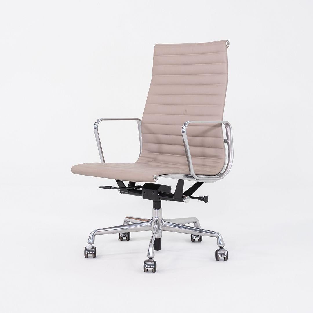 2023 Chaise de bureau Eames en aluminium d'Herman Miller en cuir gris Bristol en vente 2