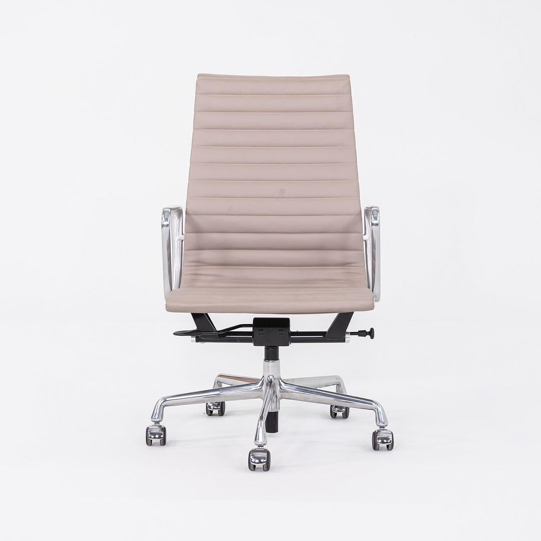 2023 Chaise de bureau Eames en aluminium d'Herman Miller en cuir gris Bristol en vente