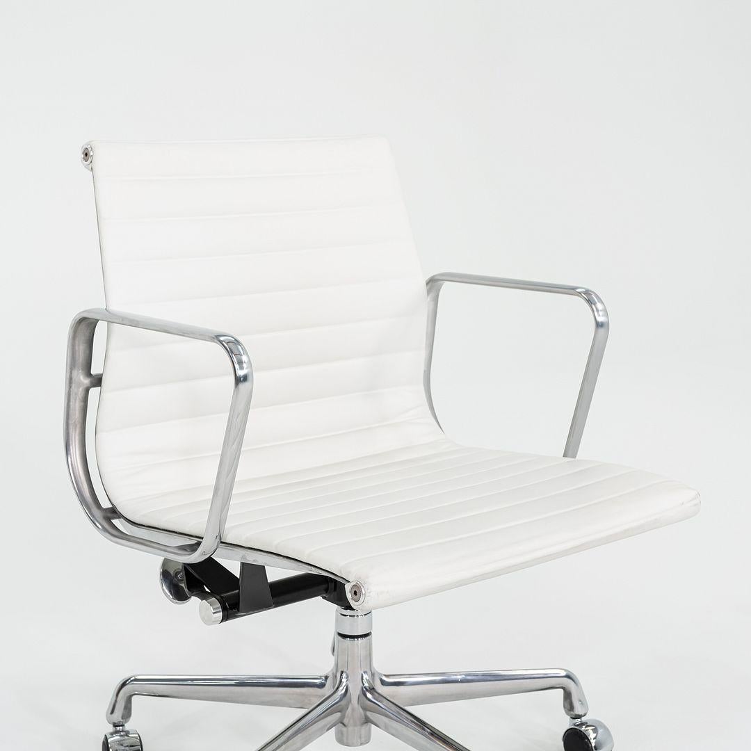 2023 Herman Miller Eames Aluminium Gruppe Management Schreibtischstuhl in weißem Leder im Angebot 4