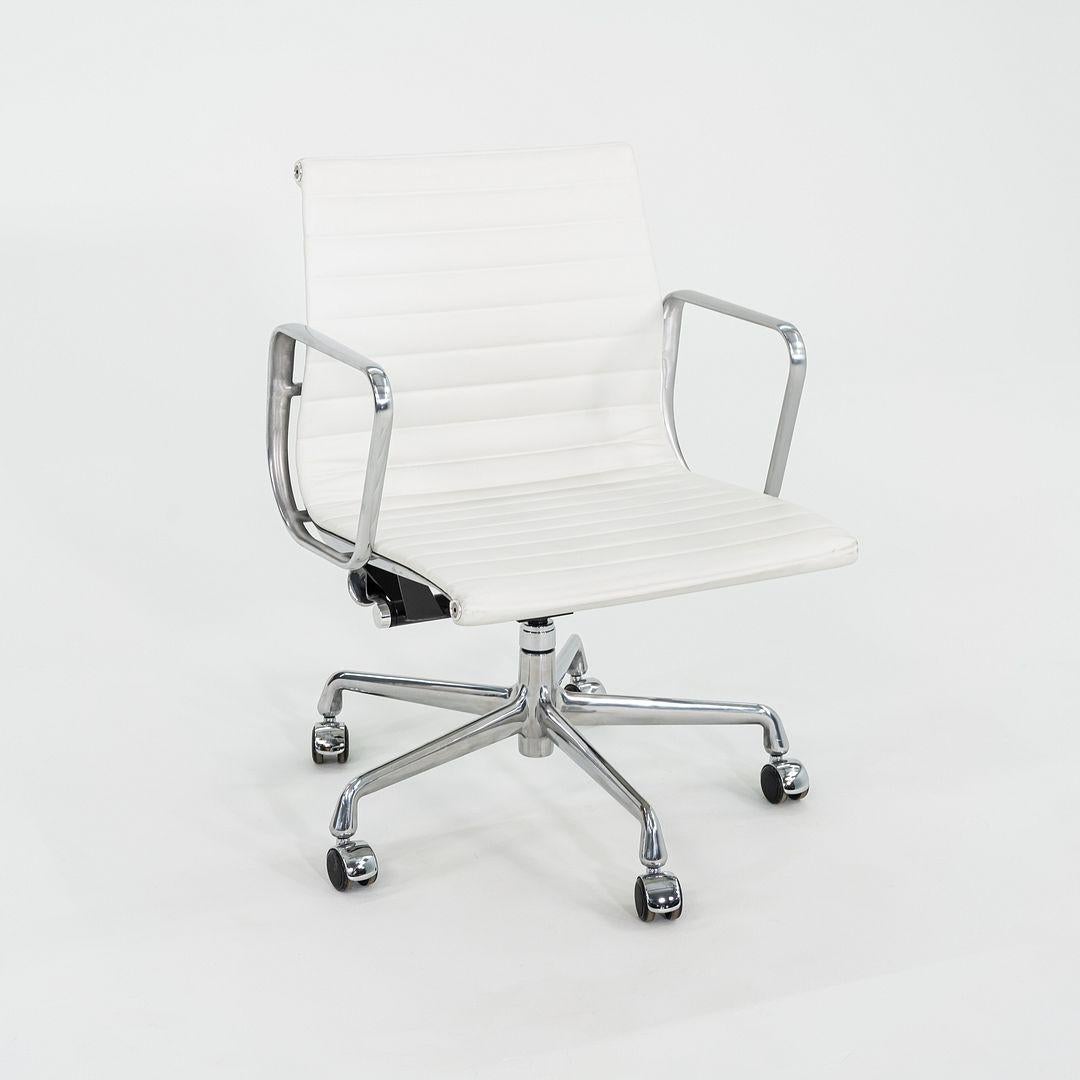 2023 Herman Miller Eames Aluminium Gruppe Management Schreibtischstuhl in weißem Leder im Angebot 5