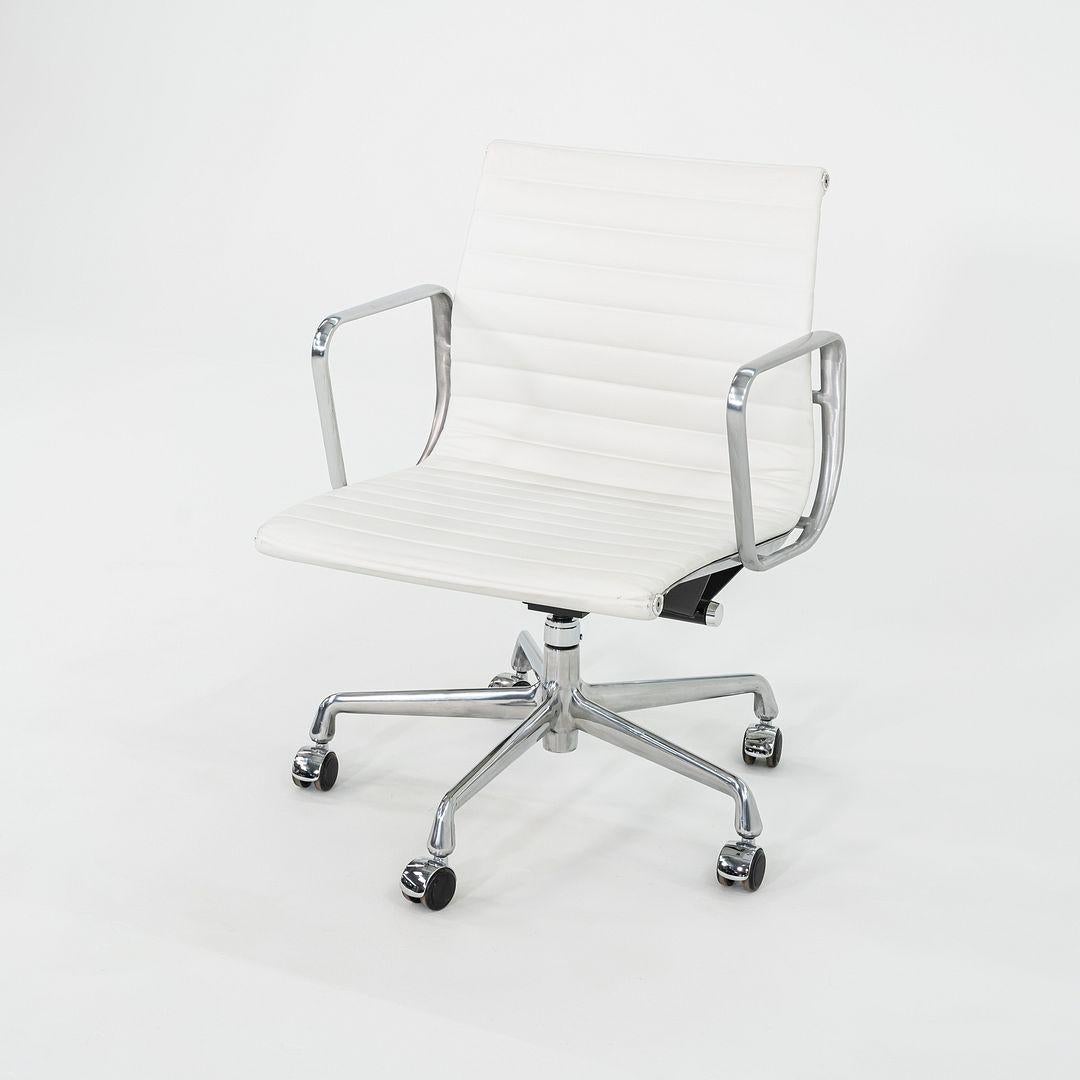 2023 Herman Miller Eames Aluminium Gruppe Management Schreibtischstuhl in weißem Leder im Angebot 6